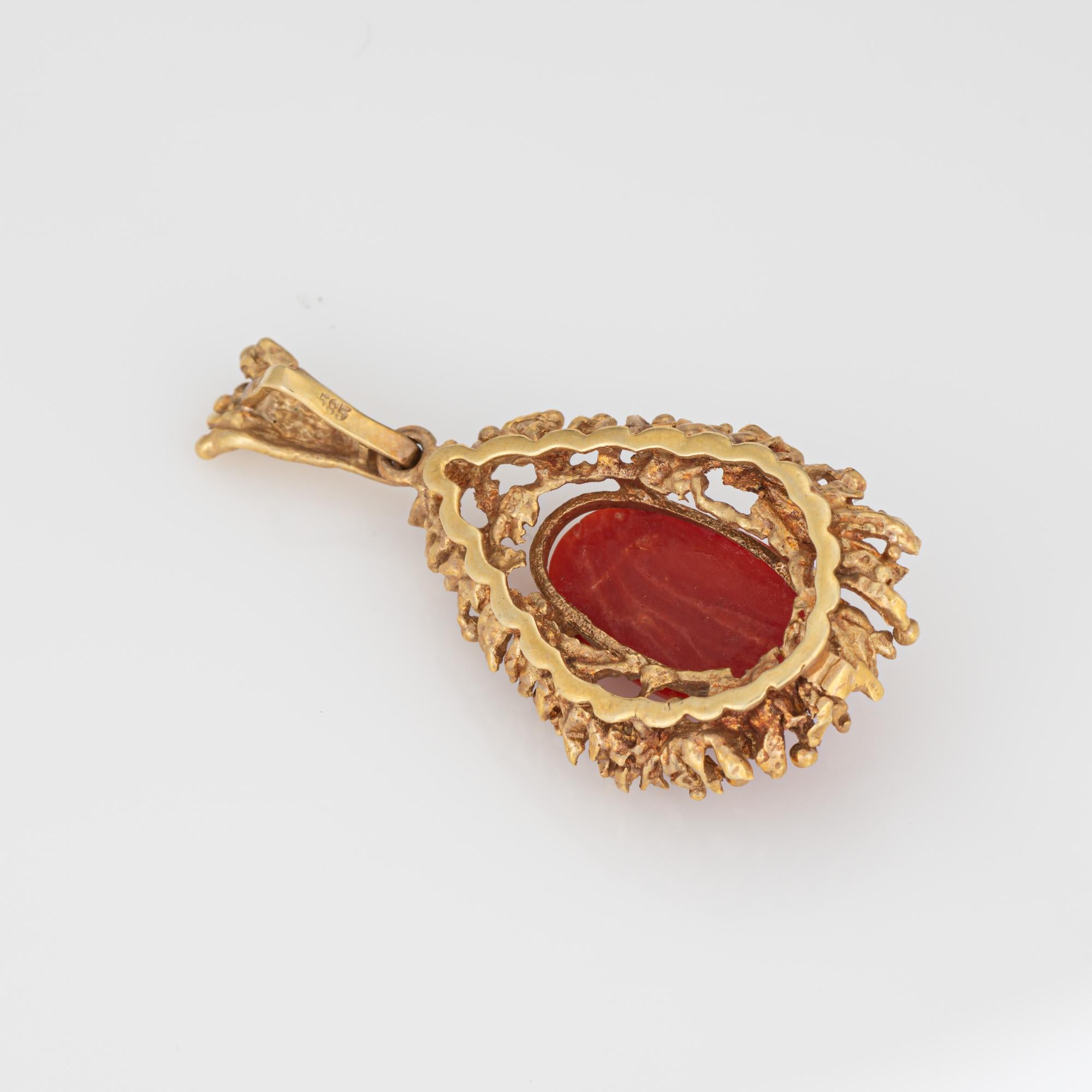 Abstrakter roter Koralle Anhänger Vintage 14k Gelbgold Nachlass feiner Schmuck 70er Jahre (Ovalschliff) im Angebot