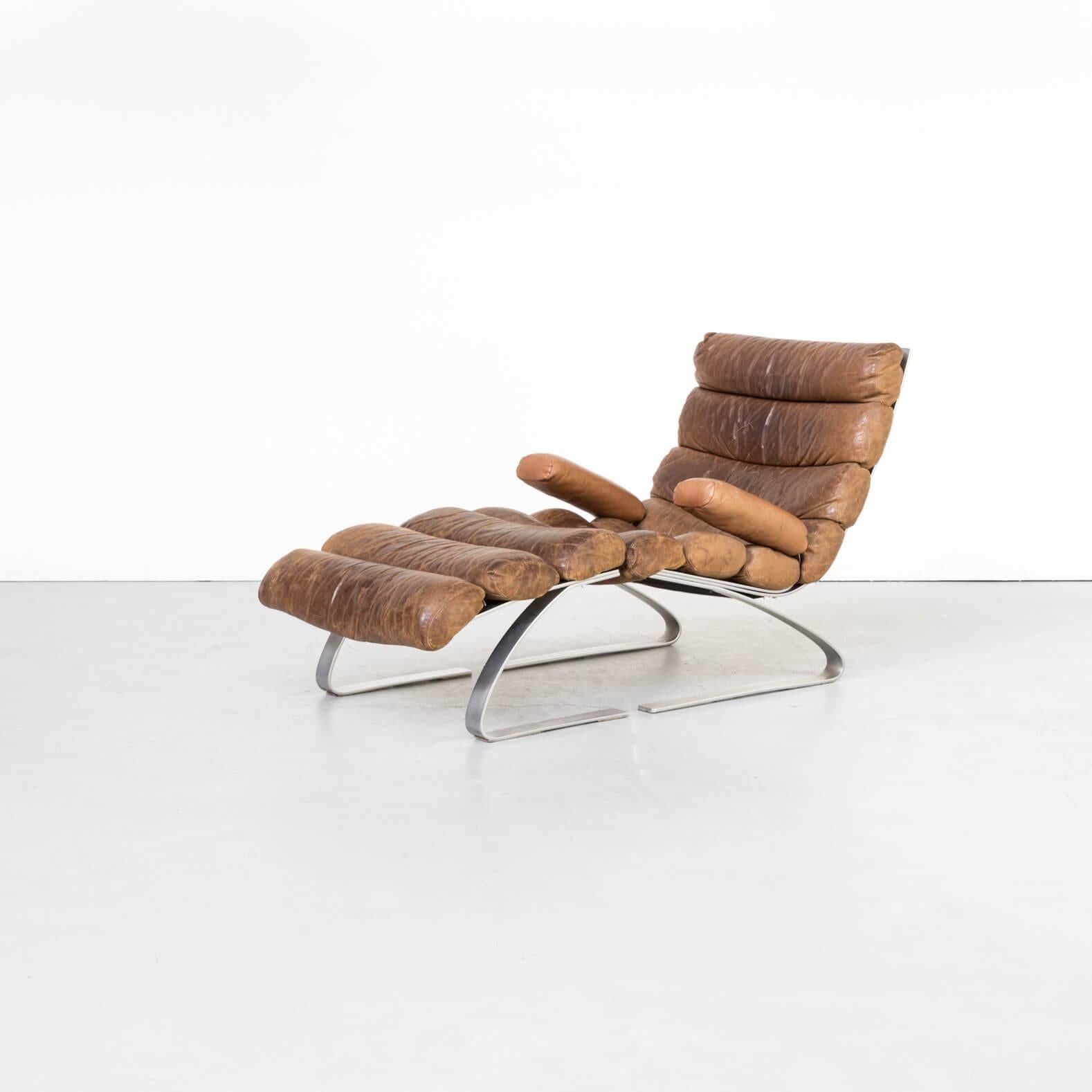 This sinus leather lounge chair was designed by Reinhold Adolf and Hans-Jürgen Schräpfer in 1976 for COR, Germany. The chair is part of the sinus/swing collection, a series characterized by swinging spring steel rockers with upholstery as unusual as