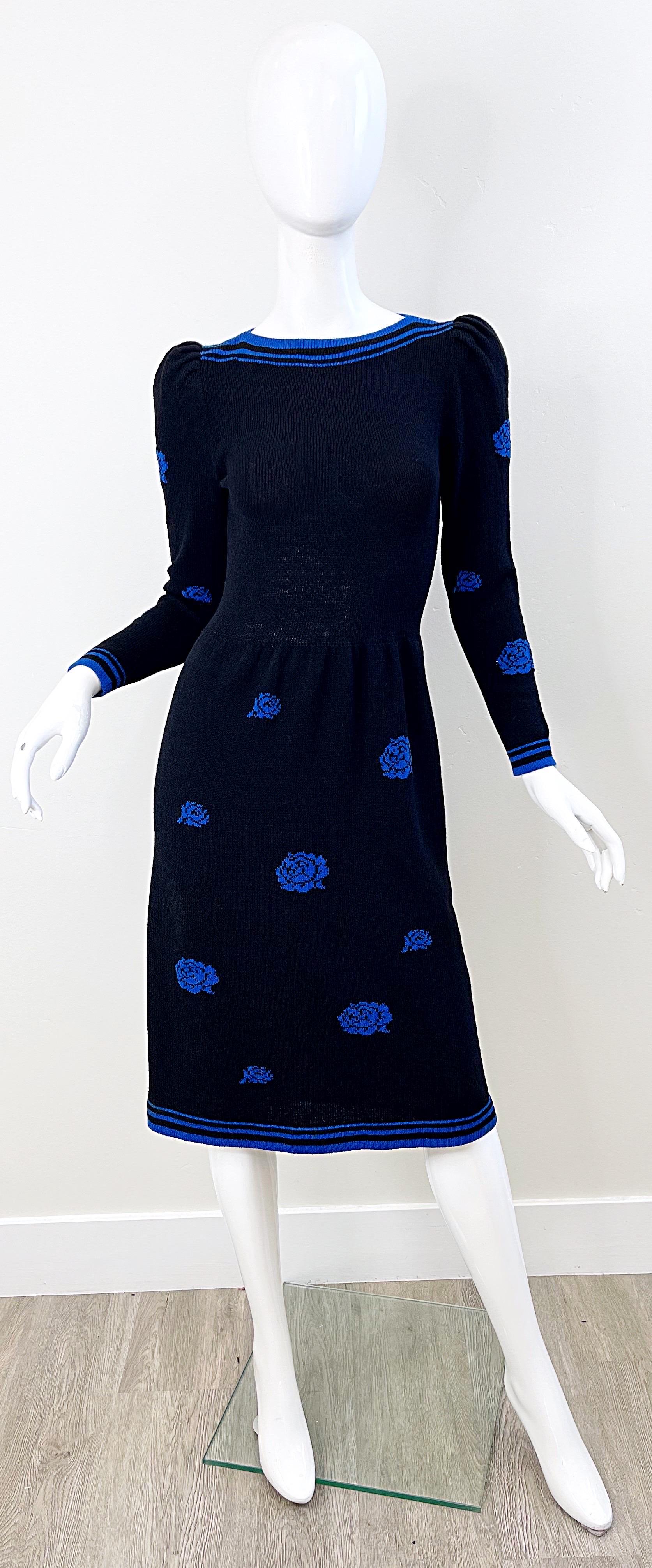 70s Adolfo For Saks 5th Avenue Black Blue Flower Print Vintage 1970s Knit Dress In Excellent Condition For Sale In San Diego, CA