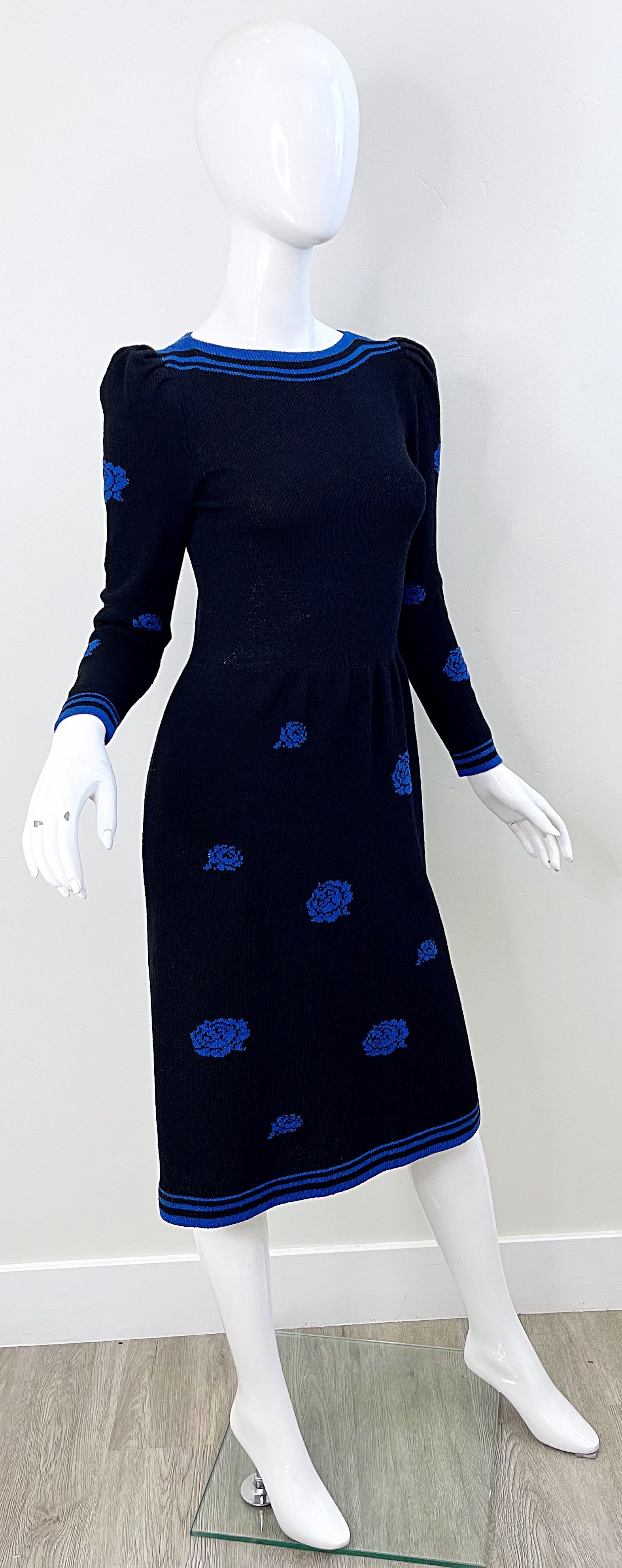 70s Adolfo For Saks 5th Avenue Black Blue Flower Print Vintage 1970s Knit Dress For Sale 4