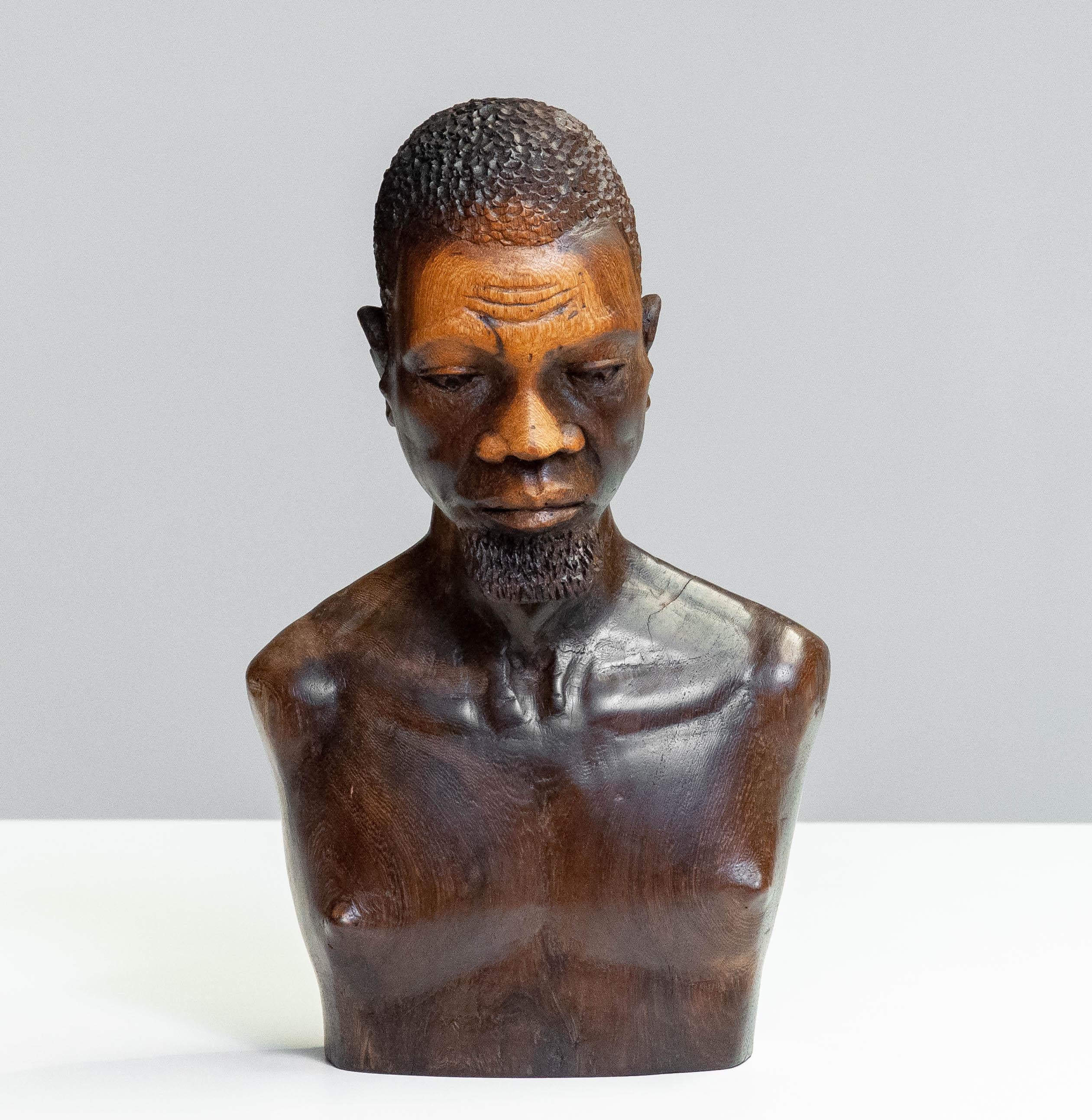 Palissandre Sculpture africaine en bois / Buste d'homme sculpté dans un morceau de palissandre, années 70 en vente