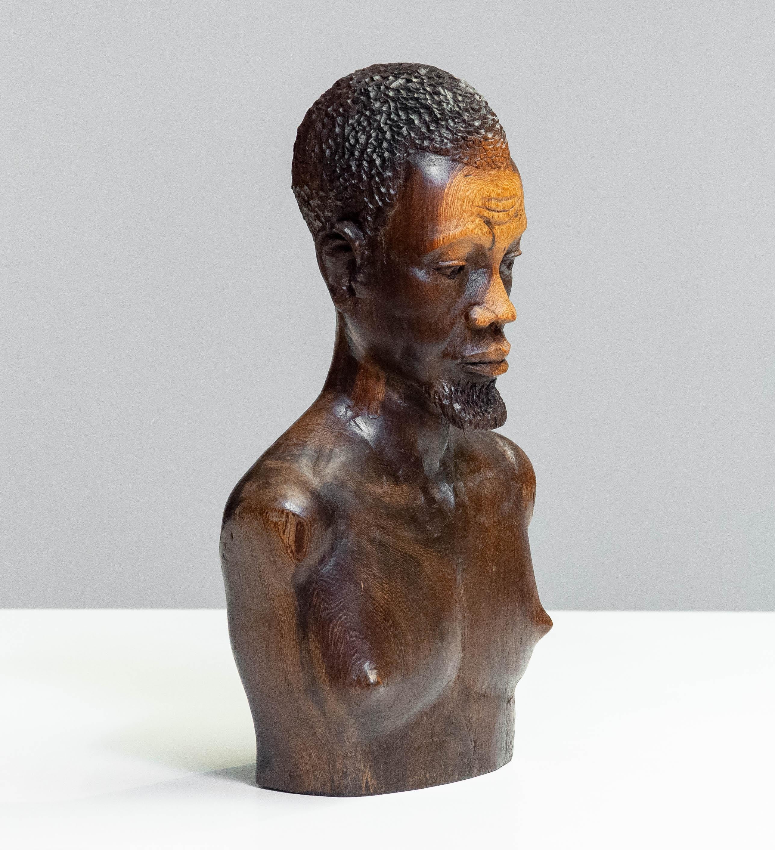 Escultura africana de madera / Busto de hombre tallado en un trozo de teca, años 70 en venta 3