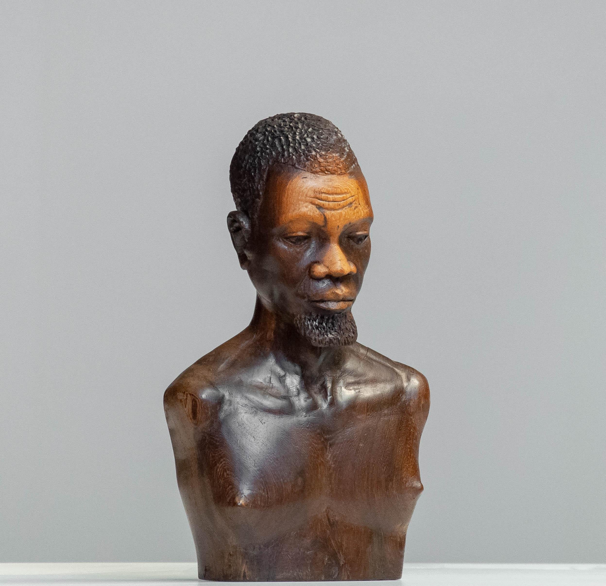 Escultura africana de madera / Busto de hombre tallado en un trozo de teca, años 70 Teca en venta