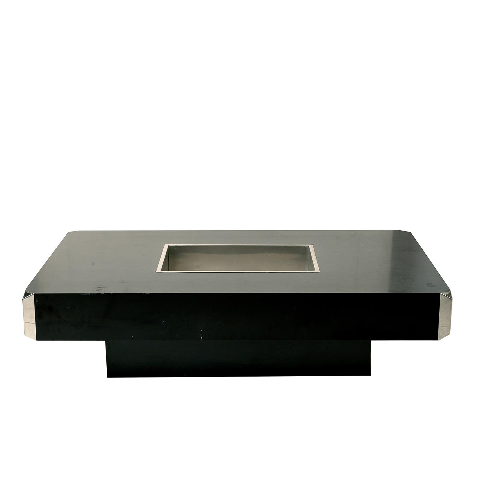 This is a design classic from the 1970’s by Willy Rizzo. A chic low coffee table in black Formica with a stainless steel insert for serving chilled wines! The corners are stainless steel. It is in good vintage condition.
It is priced “as is”