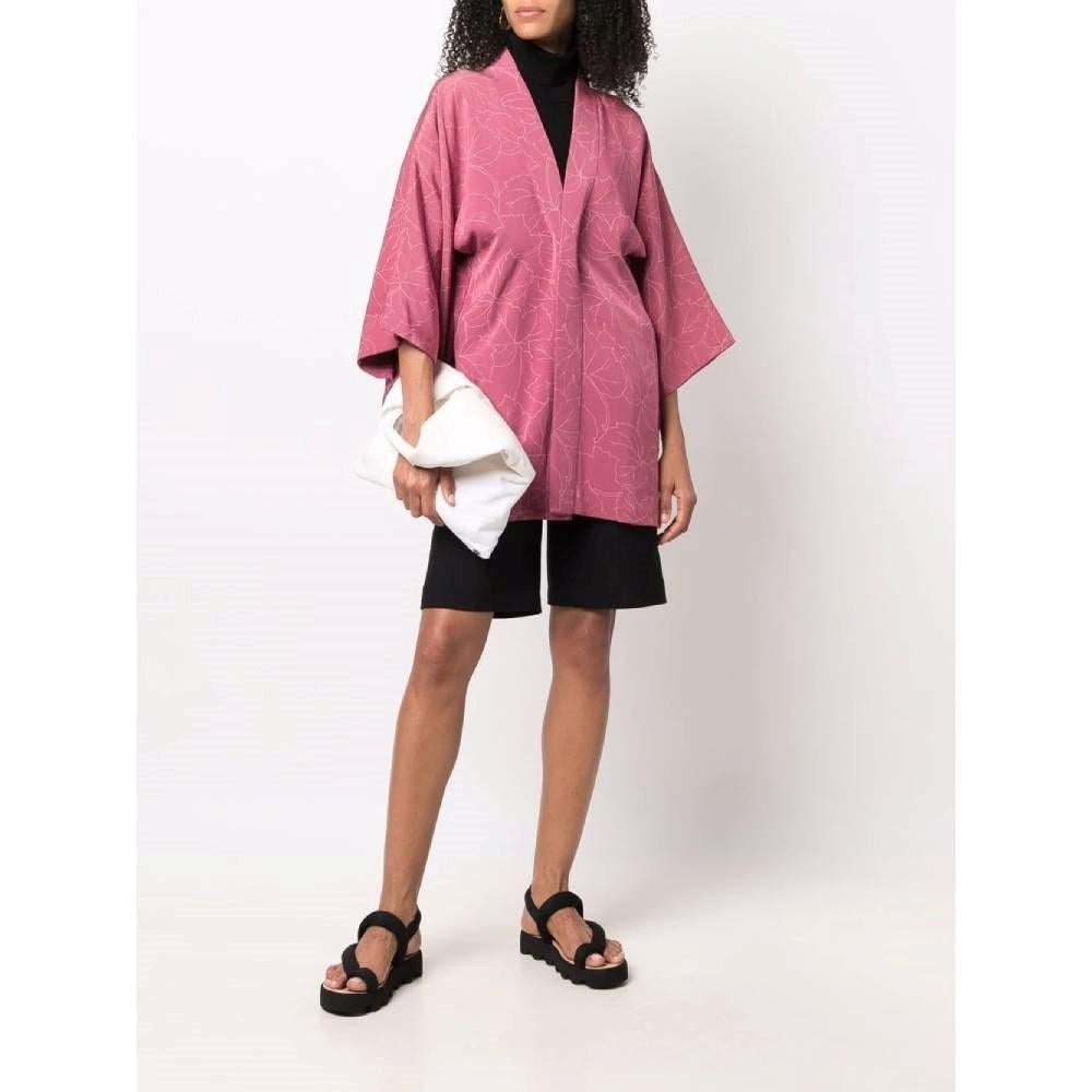 A.N.G.E.L.O. Vintage cult pink silk japanese kimono with shawl collar and three-quarter sleeves.

One size

Flat measurements
Height: 81 cm
Shoulders: 40 cm
Sleeves: 33 cm

Product code: A7077

Composition: Silk

Made in: Japan

Condition: Very good