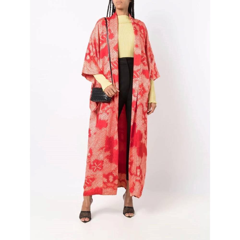 A.N.G.E.L.O. Vintage cult red silk japanese kimono with white geometrical prints, shawl collar and three-quarter sleeves. Long to the feet.

One size

Flat measurements
Height: 170 cm
Shoulders: 42 cm
Sleeves: 32 cm

Product code: