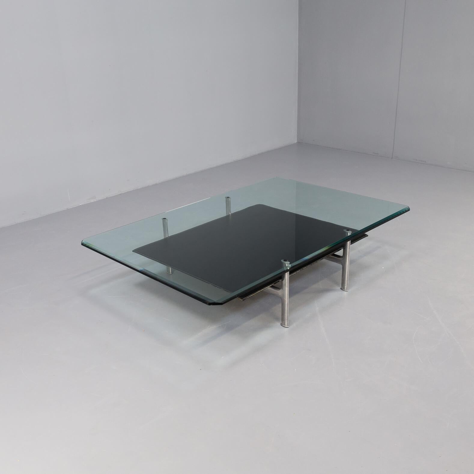 Diesis stands for technology, elegance, ergonomics and comfort. An absolute icon of the modern furniture tradition, combining innovative technology and sophisticated craftsmanship, the Diesis coffee table has become an essential element in the