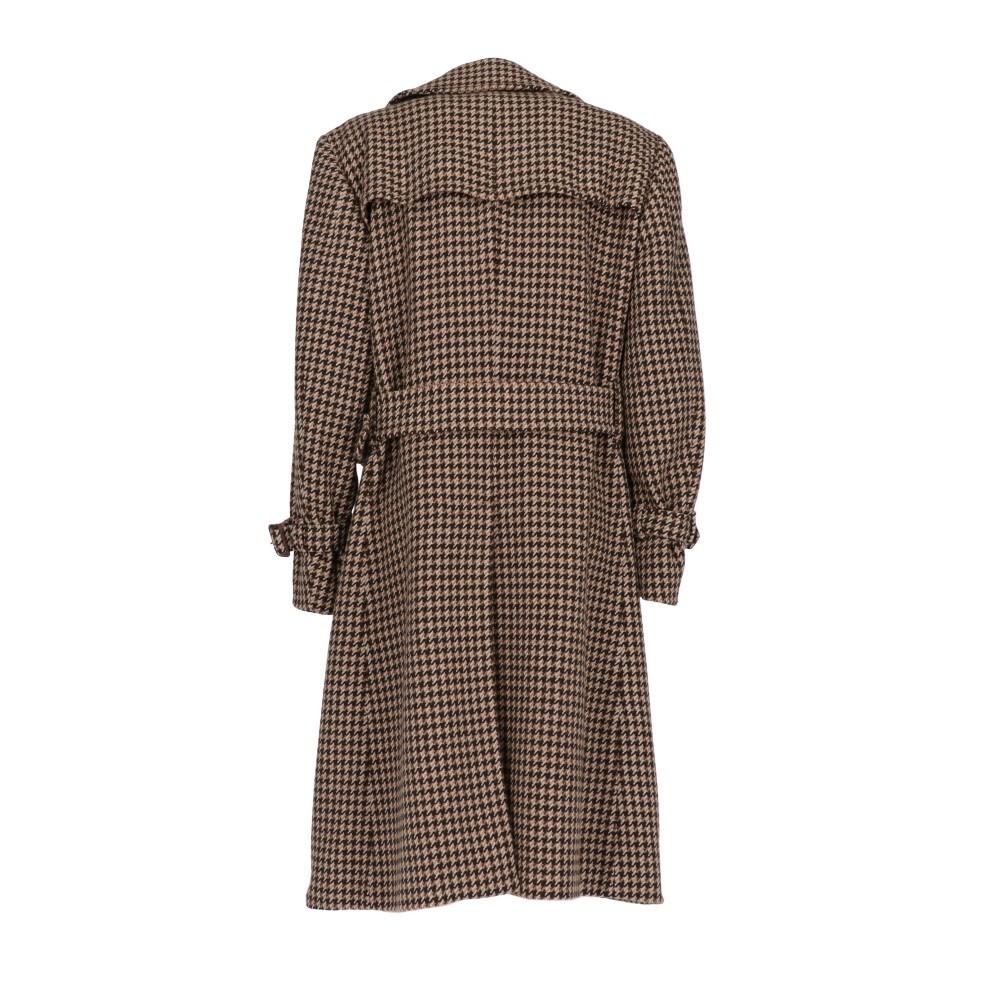 Aquascutum brown, beige and white wool coat with houndstooth pattern. Classic lapel collar, windbreak flap and double-breasted closure with buttons and belt. Long sleeves, padded shoulders and cuffs with adjustable strap. Rear rain flap and vent.