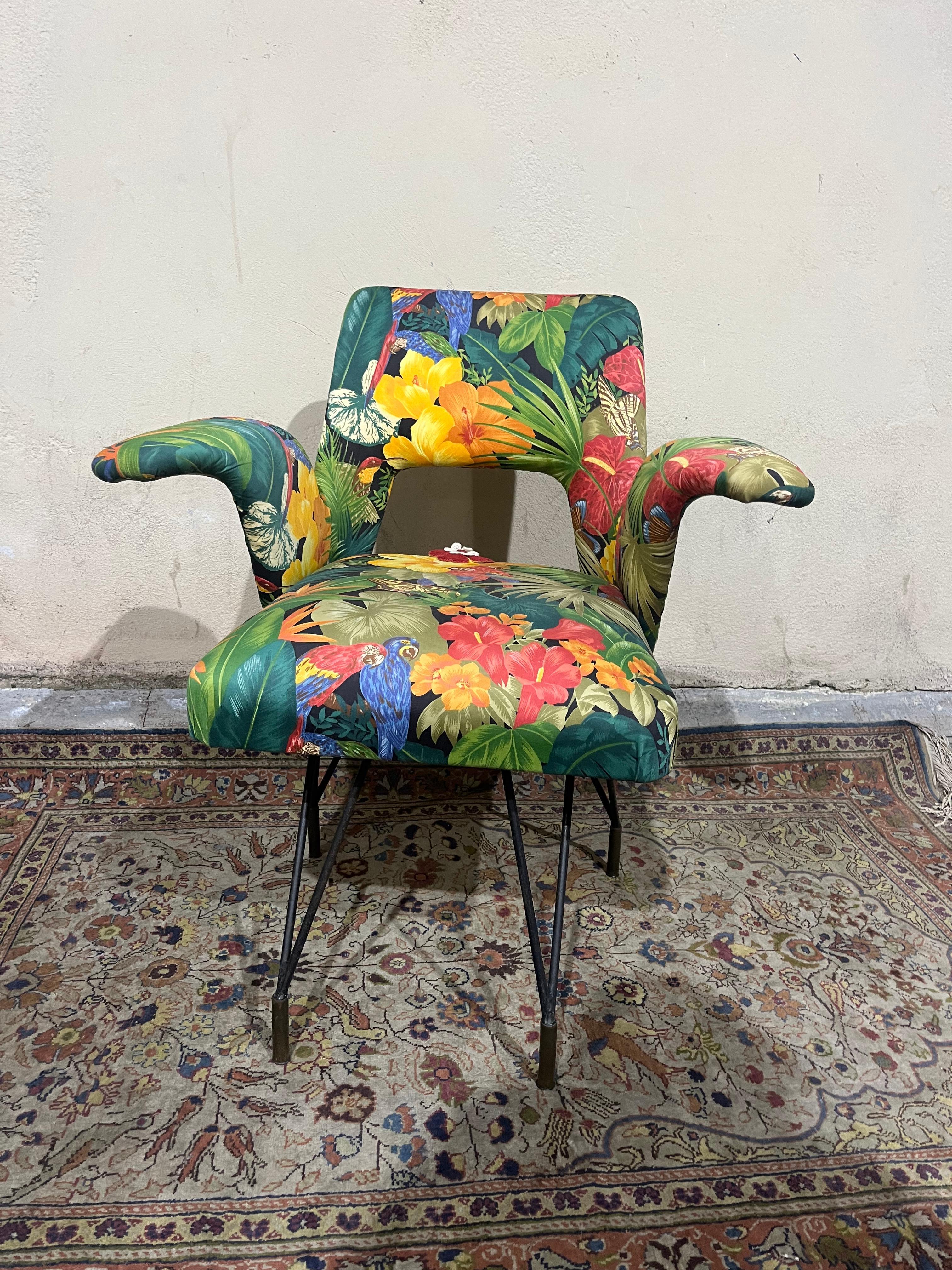 Sillón de los años 70 de Gastone Rinaldi. Producto en buen estado con pequeños signos de desgaste causados por los años y el uso. Gastone Rinaldi nació en Padua el 16 de noviembre de 1920. Su padre, Mario, había fundado RIMA en 1916, una pequeña