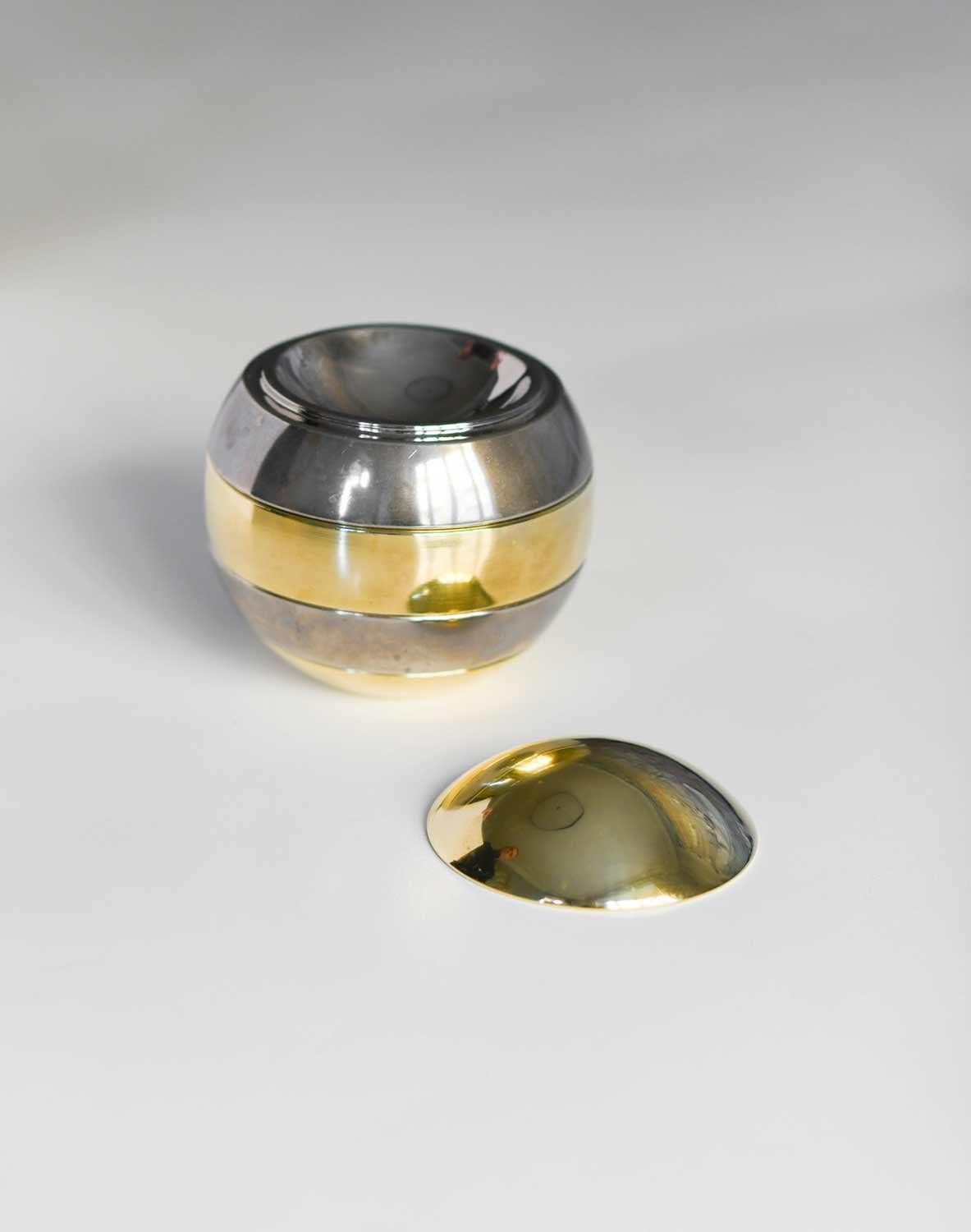 70s ashtray set by Tommaso Barbi in metal and brass.
The product is made up of 5 pieces.