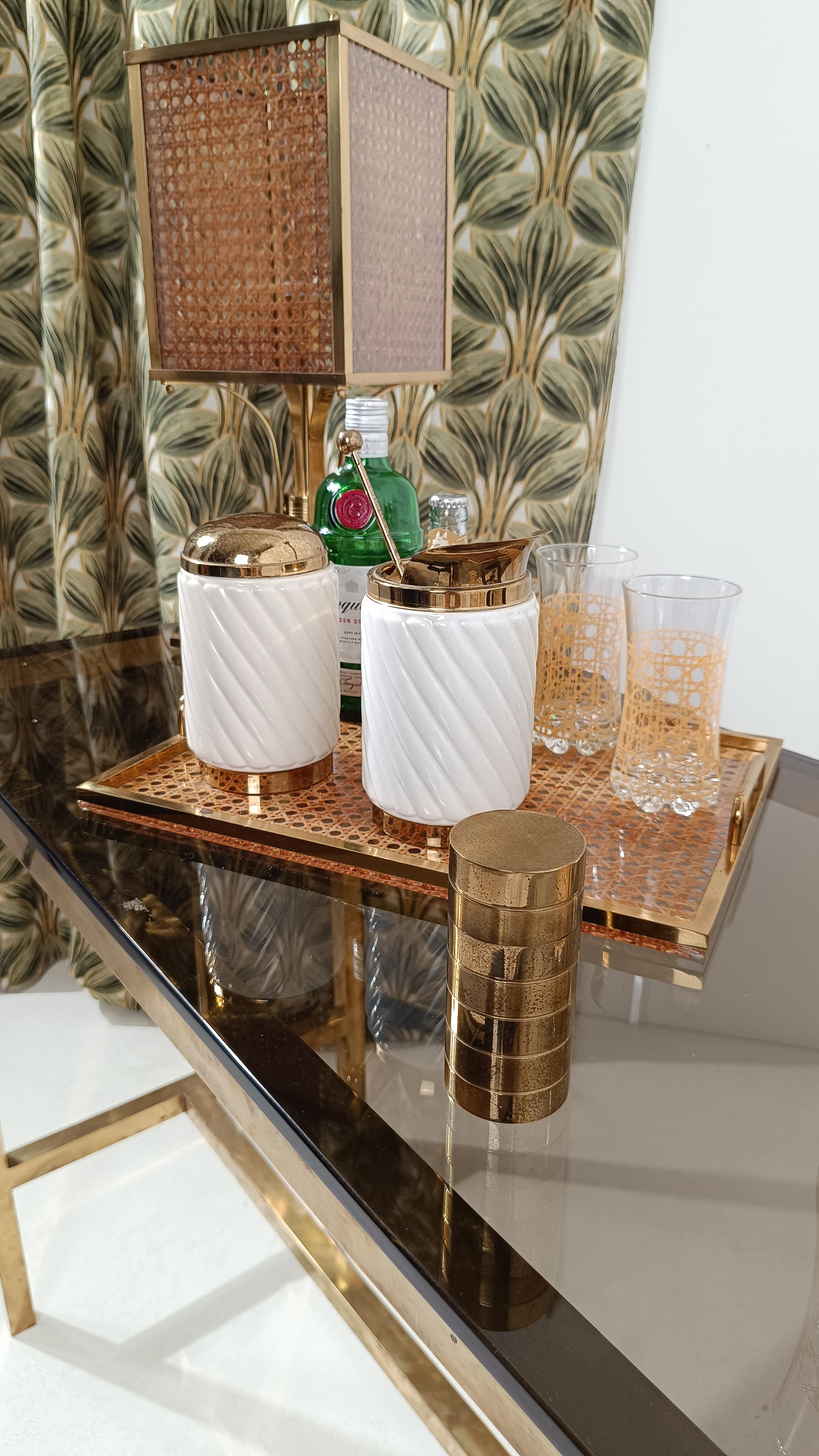 Set da cocktail da bar anni '70 in ottone e ceramica a coste bianco avorio, stile Tommaso Barbi in vendita 4