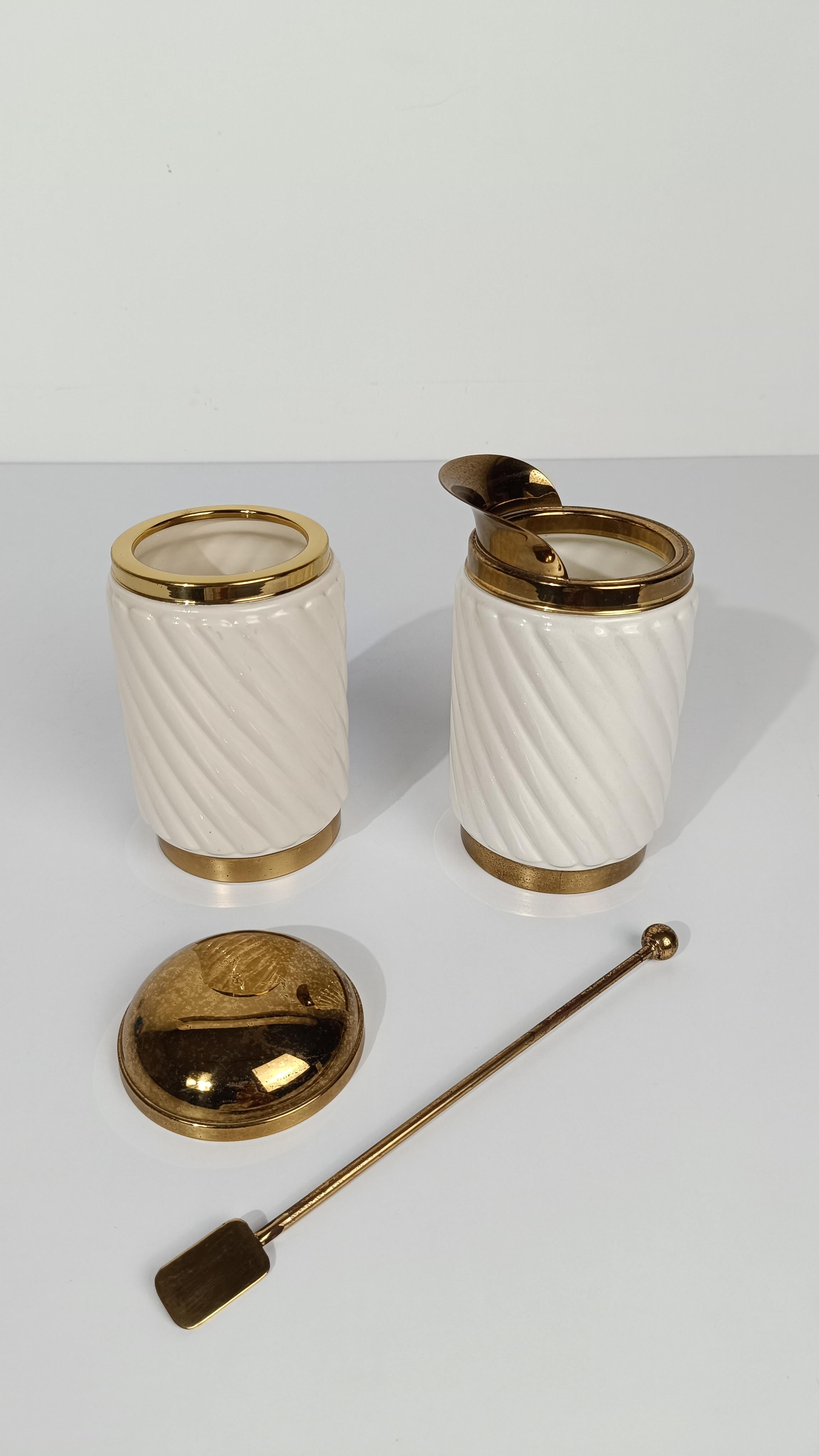 Set da cocktail da bar anni '70 in ottone e ceramica a coste bianco avorio, stile Tommaso Barbi in vendita 6