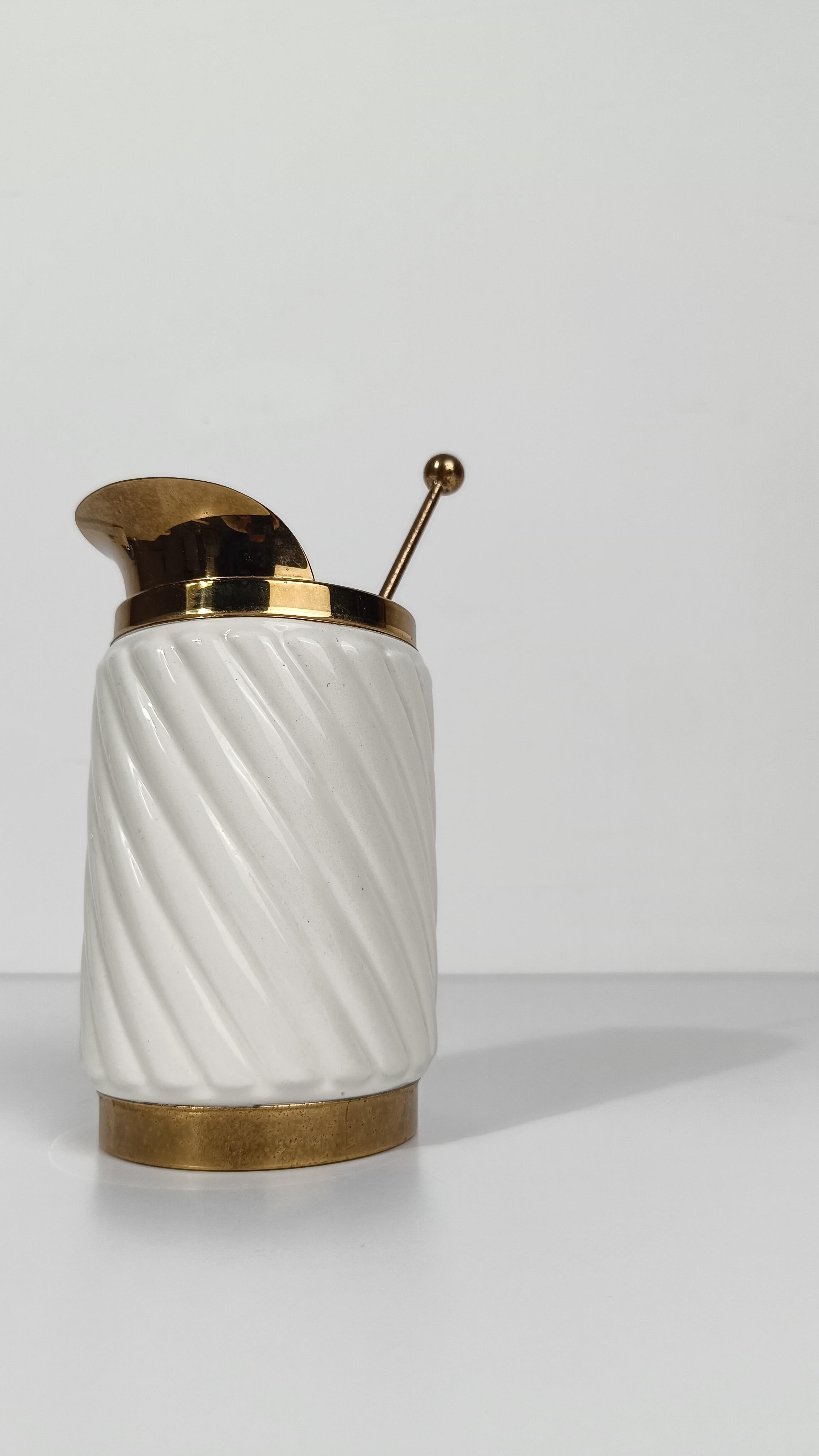 Set da cocktail da bar anni '70 in ottone e ceramica a coste bianco avorio, stile Tommaso Barbi in vendita 7