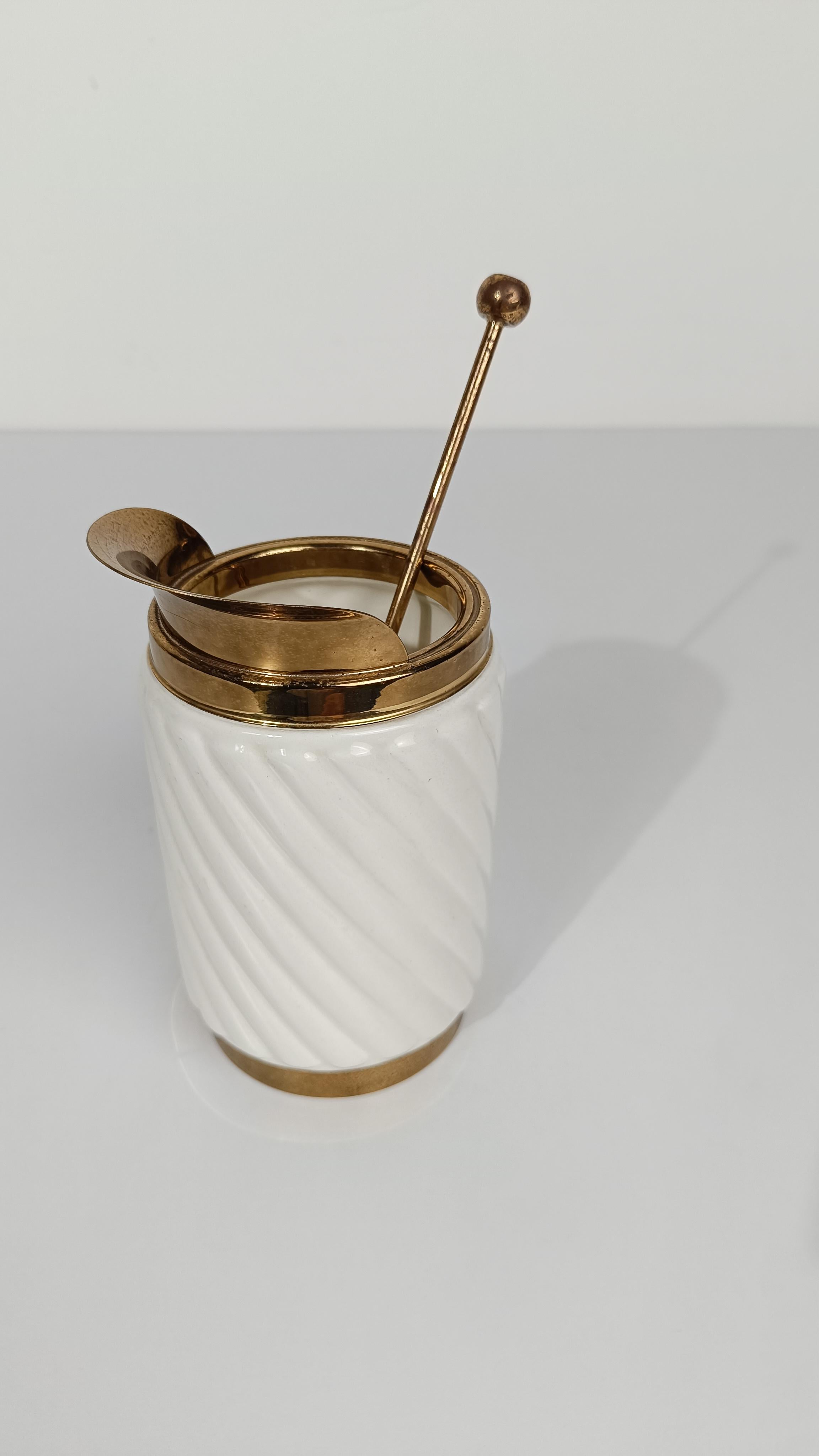 Set da cocktail da bar anni '70 in ottone e ceramica a coste bianco avorio, stile Tommaso Barbi in vendita 8