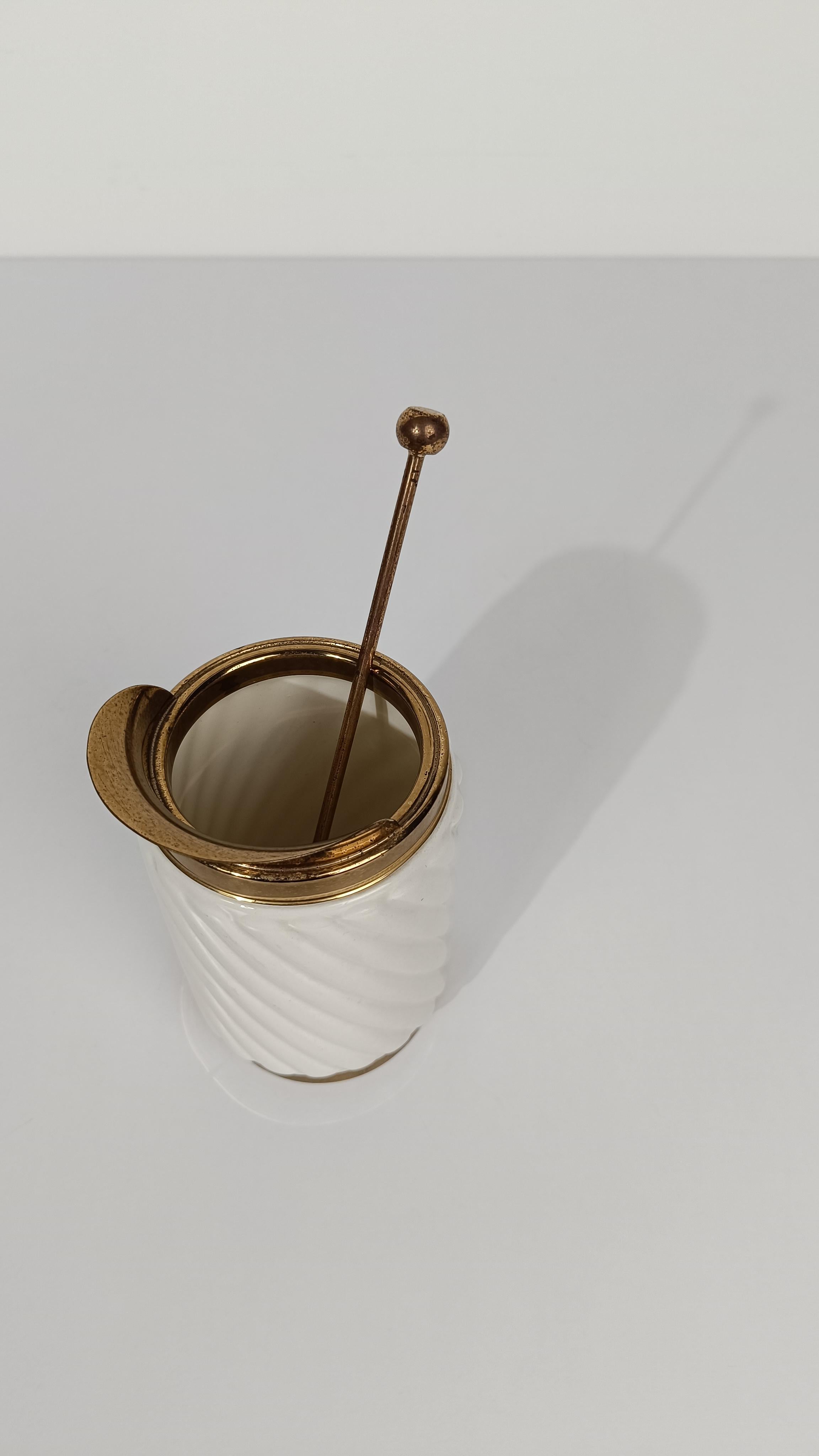 Set da cocktail da bar anni '70 in ottone e ceramica a coste bianco avorio, stile Tommaso Barbi in vendita 9