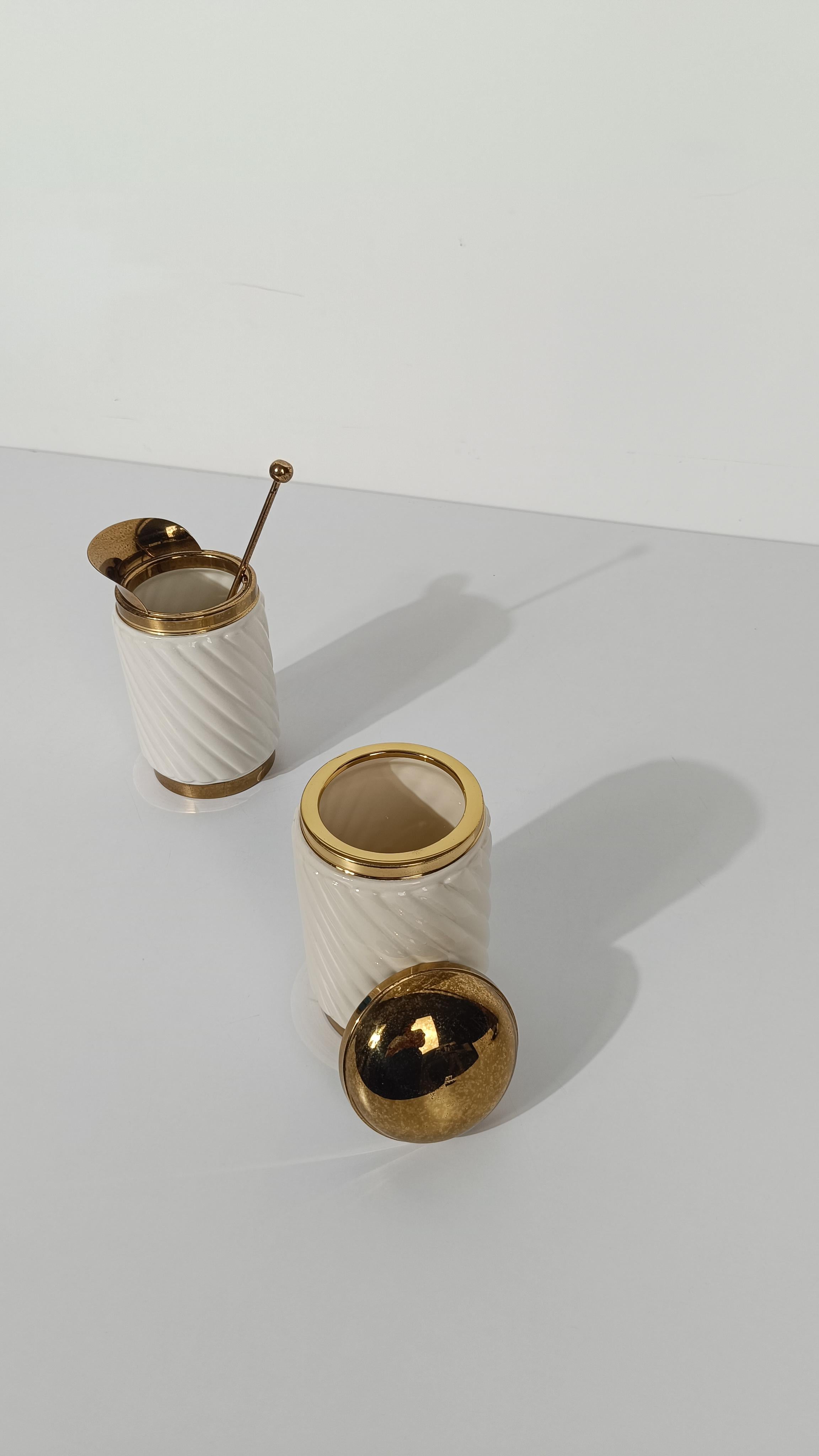 Hollywood Regency Set da cocktail da bar anni '70 in ottone e ceramica a coste bianco avorio, stile Tommaso Barbi in vendita