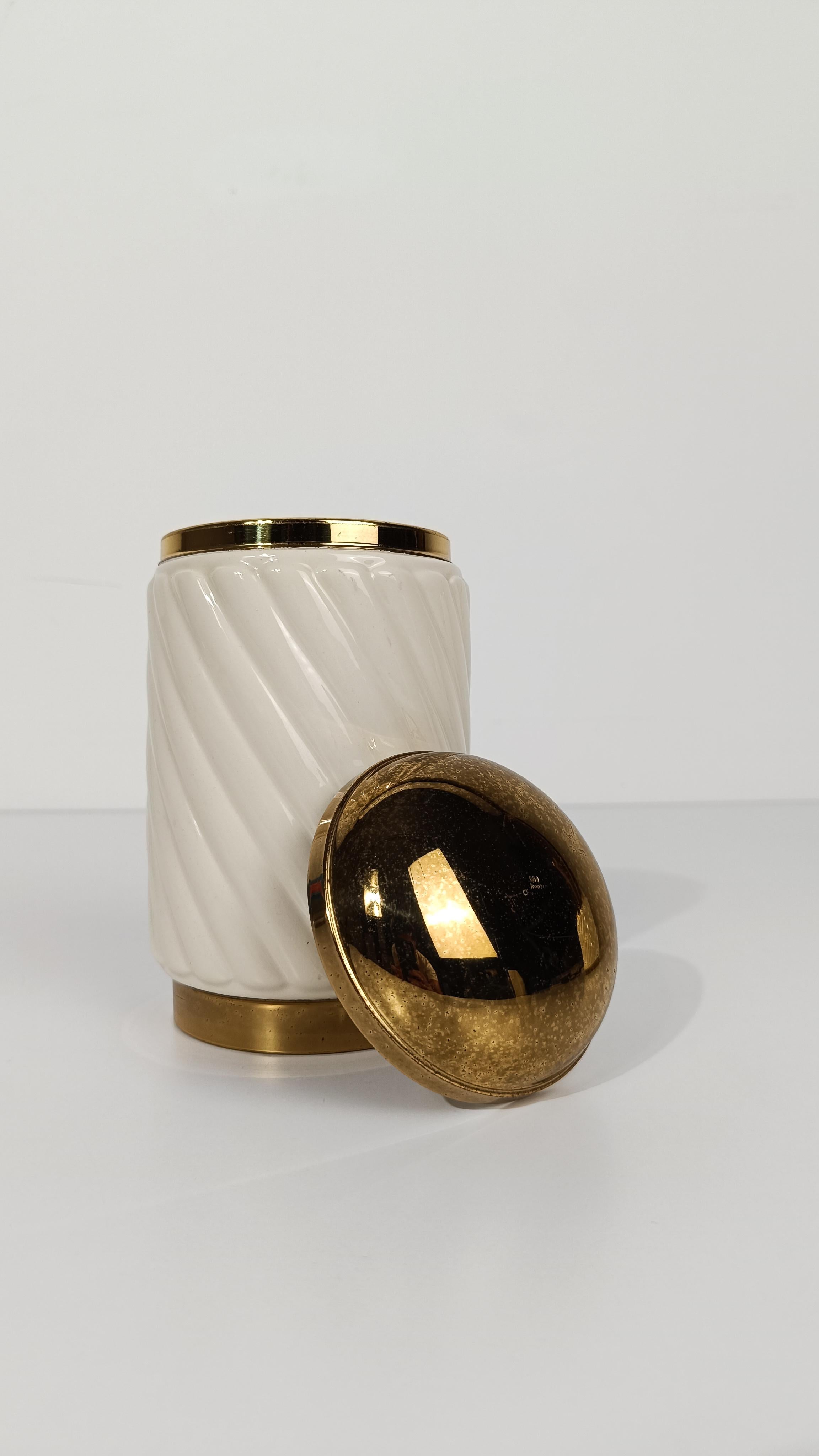 Italiano Set da cocktail da bar anni '70 in ottone e ceramica a coste bianco avorio, stile Tommaso Barbi in vendita