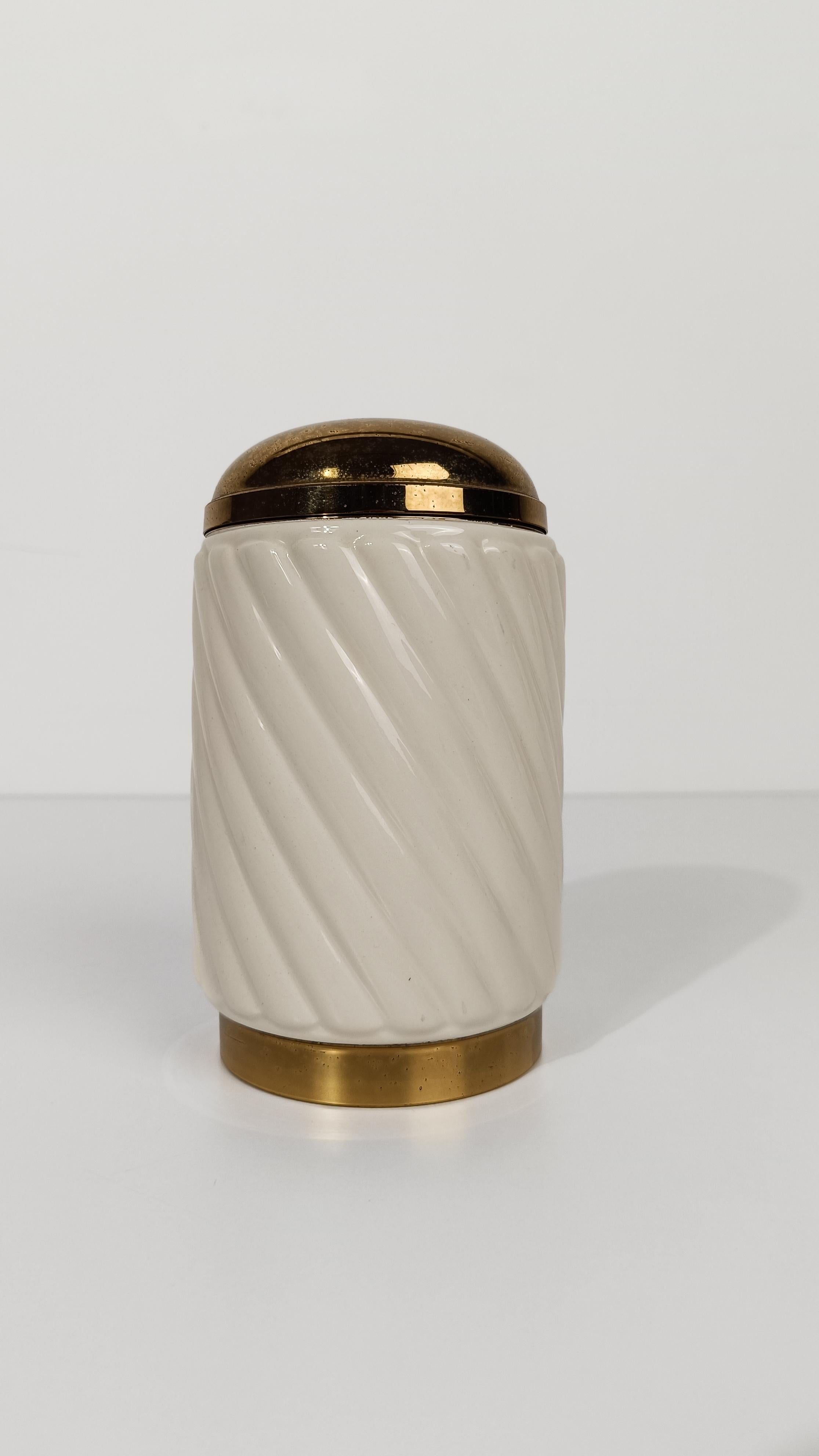 Ottone Set da cocktail da bar anni '70 in ottone e ceramica a coste bianco avorio, stile Tommaso Barbi in vendita