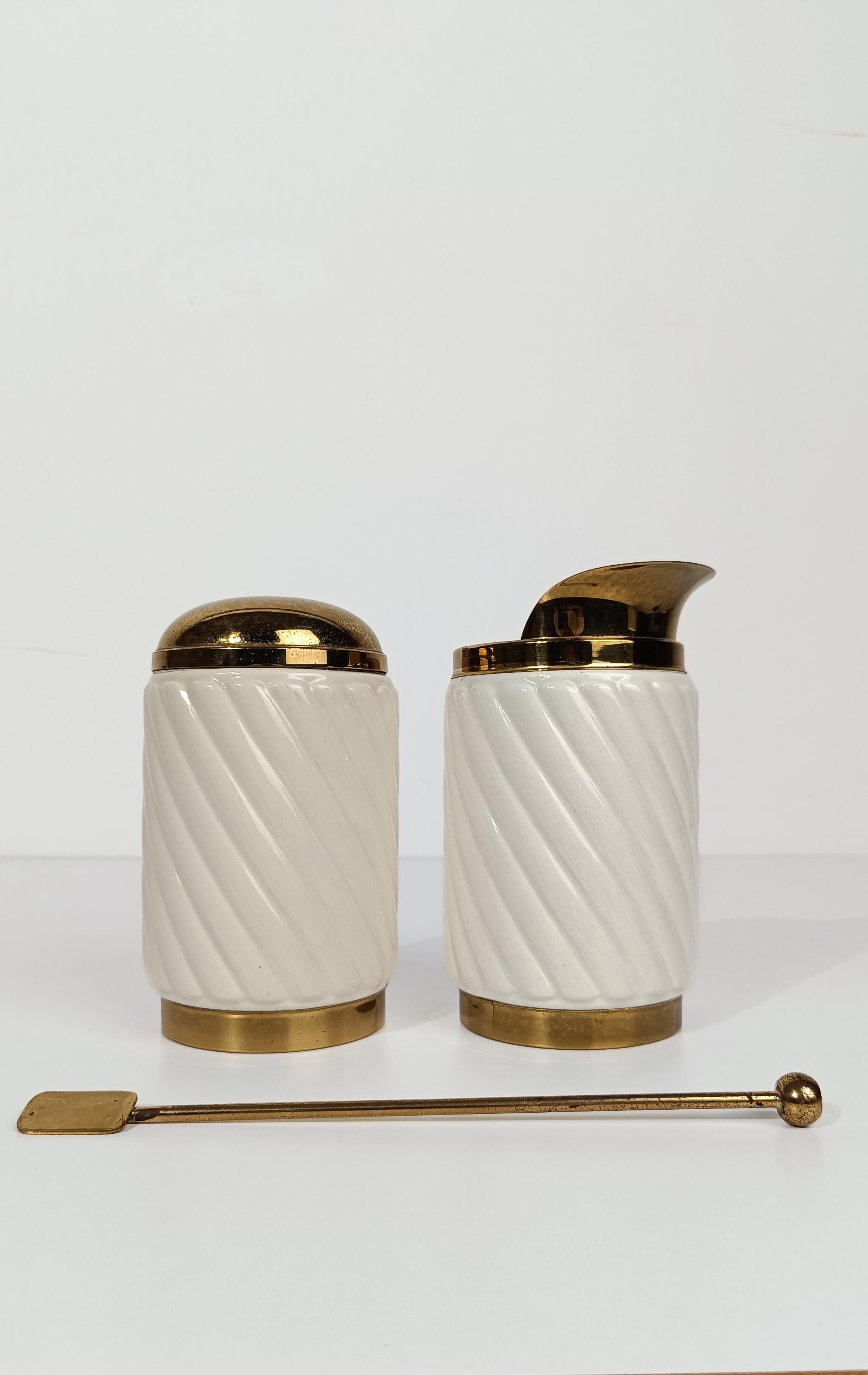 Set da cocktail da bar anni '70 in ottone e ceramica a coste bianco avorio, stile Tommaso Barbi in vendita 1