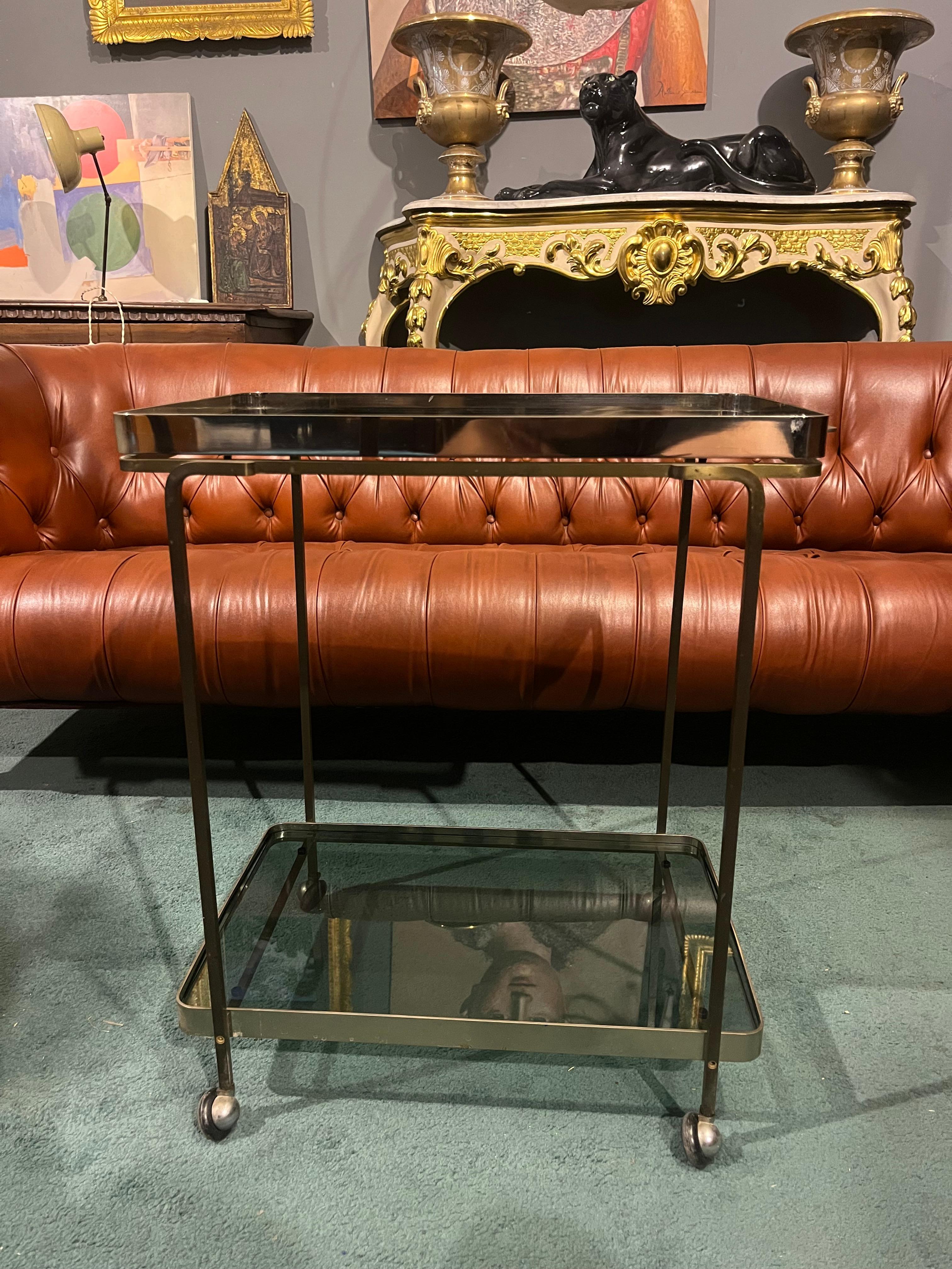 Imagine an object that combines the most refined functionality with a taste for timeless design: the Allegri Parma serving trolley. A furnishing accessory that is not limited to being useful, but that tells a story of elegance, craftsmanship and