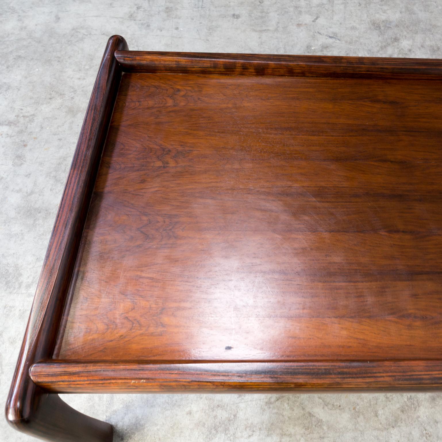 1970s Beautiful Rosewood Coffee Table For Sale 4