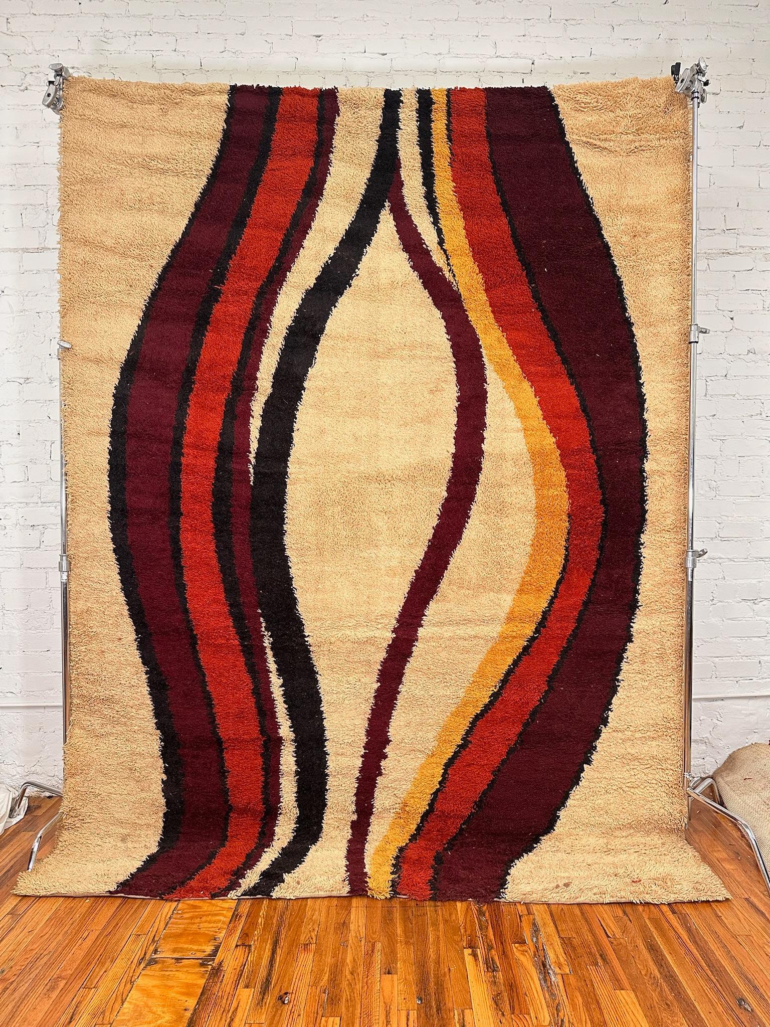 BELLE RYA 70's Scandinavian Cream Burgundy Waves UNUSED Mid Century Wool Rya Rug Excellent état - En vente à Los Angeles, CA