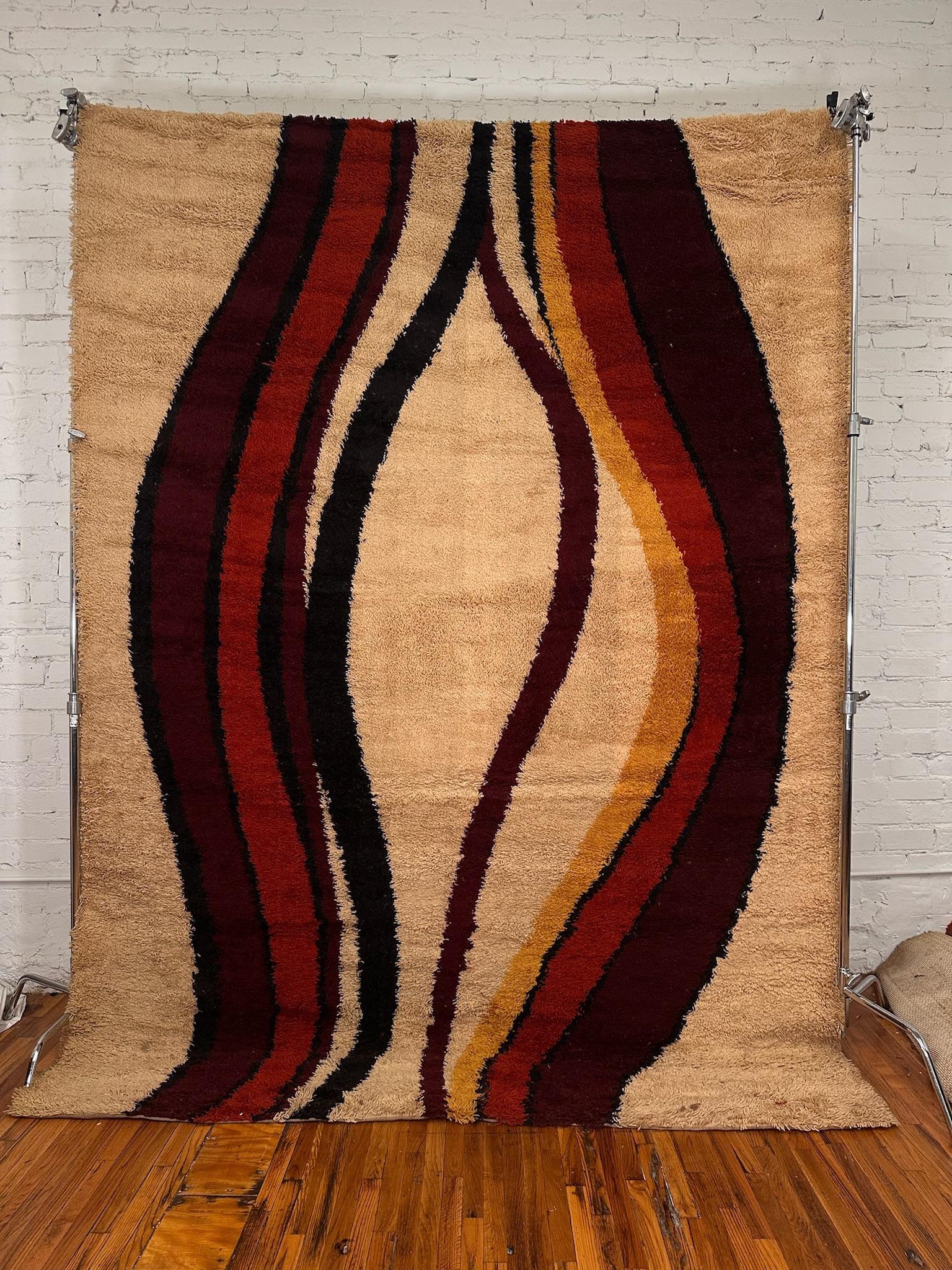 Fin du 20e siècle BELLE RYA 70's Scandinavian Cream Burgundy Waves UNUSED Mid Century Wool Rya Rug en vente