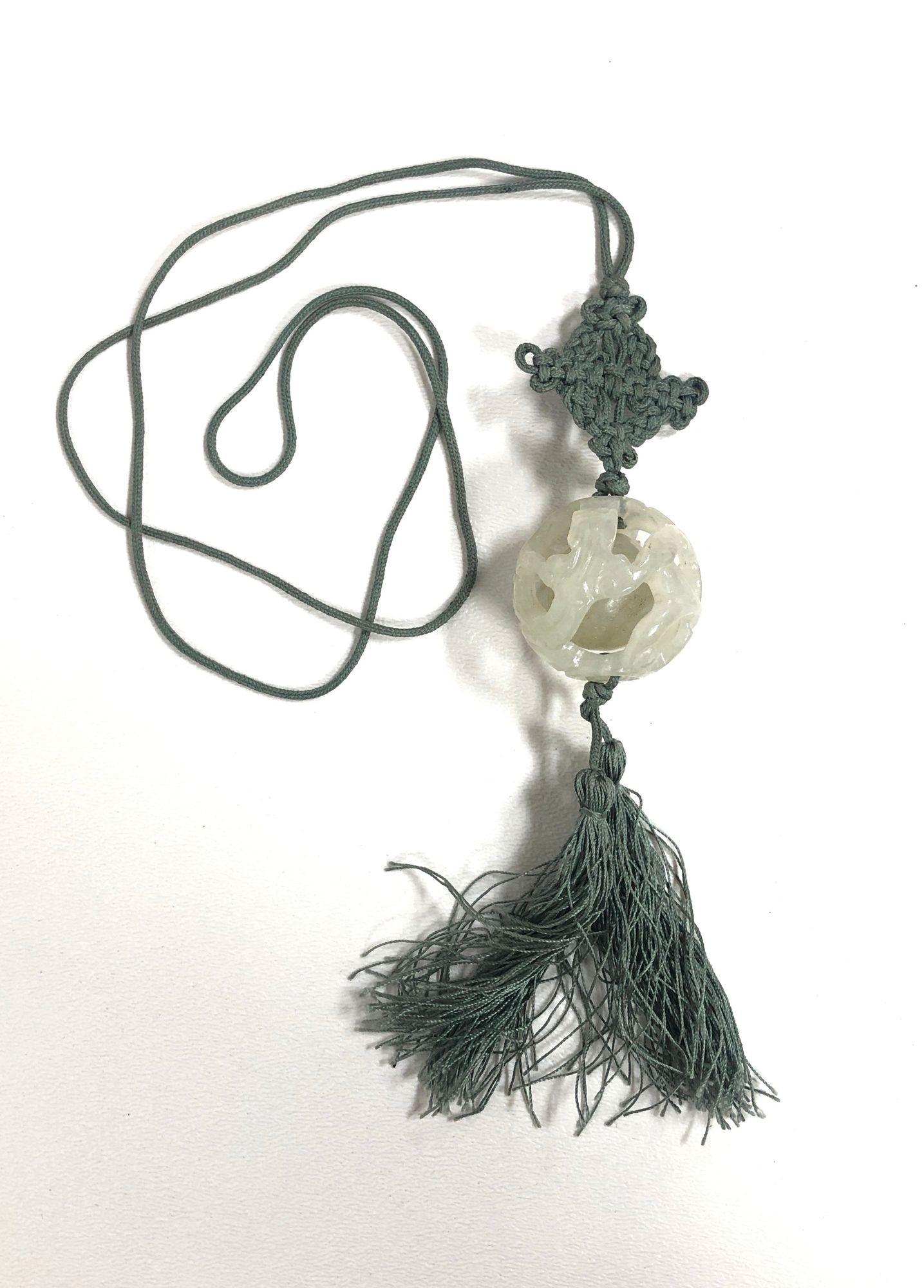Mid-Century Modern Collier pendentif en jade trémolite sculpté à la main avec nœud de soie et houppe (années 70) en vente