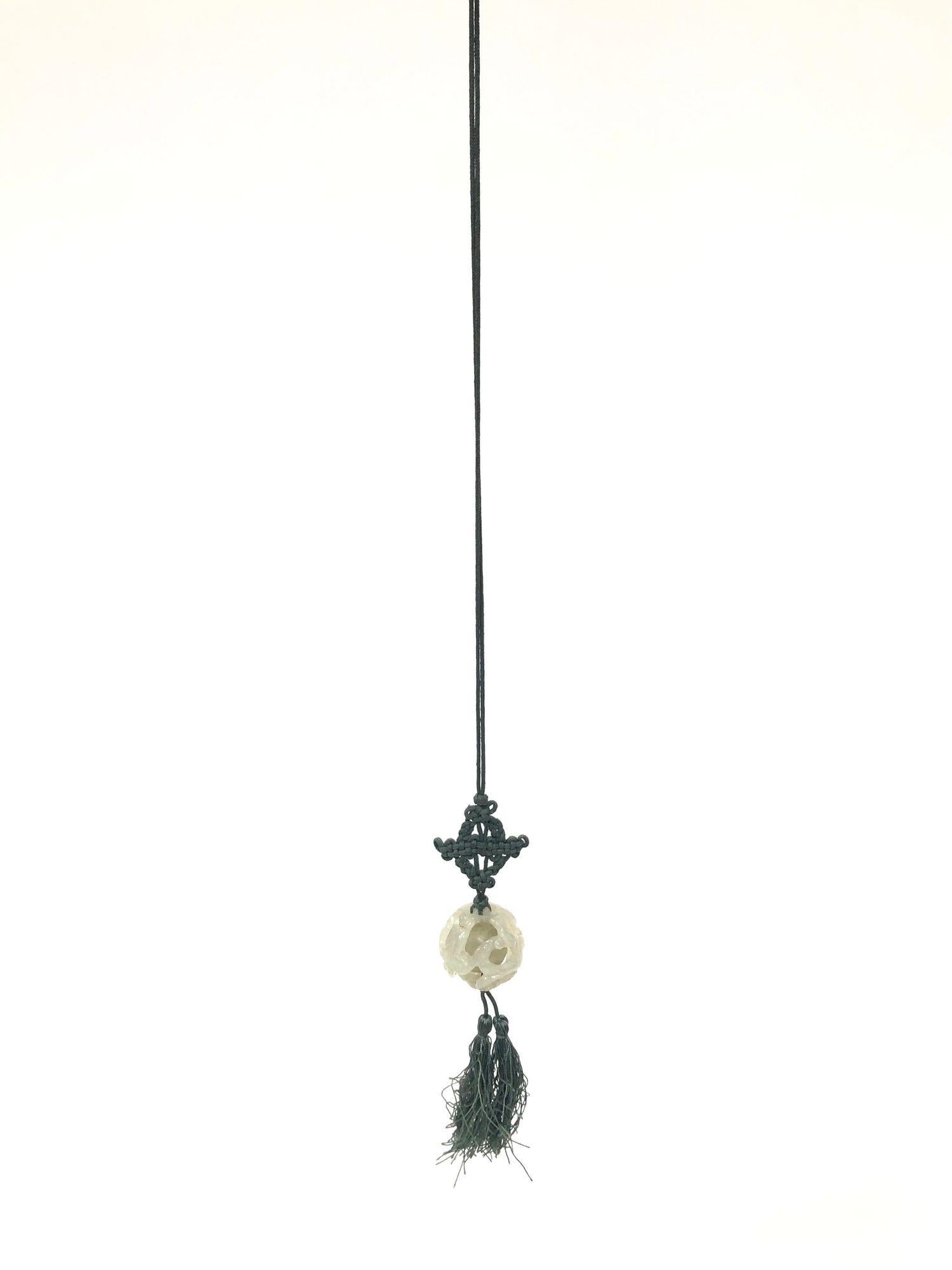 Chinois Collier pendentif en jade trémolite sculpté à la main avec nœud de soie et houppe (années 70) en vente