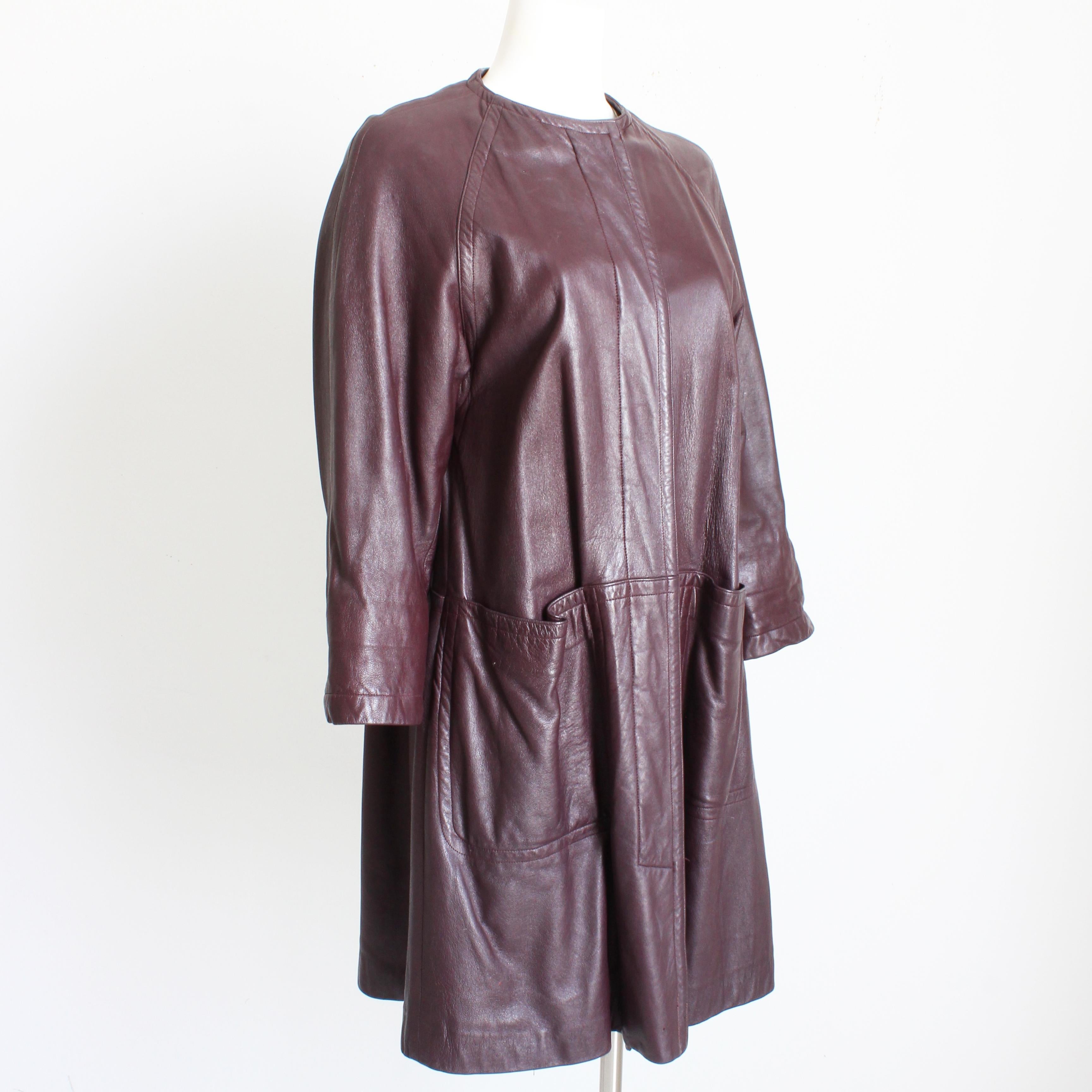 Gebraucht, Vintage und RARE Bonnie Cashin für Sills Burgundy Ledermantel mit Cranberry stricken Futter, ursprünglich von Lord & Taylor's 'The Country Clothes Shop' in den 1970er Jahren verkauft.

Sie ist aus geschmeidigem bordeauxfarbenem Leder