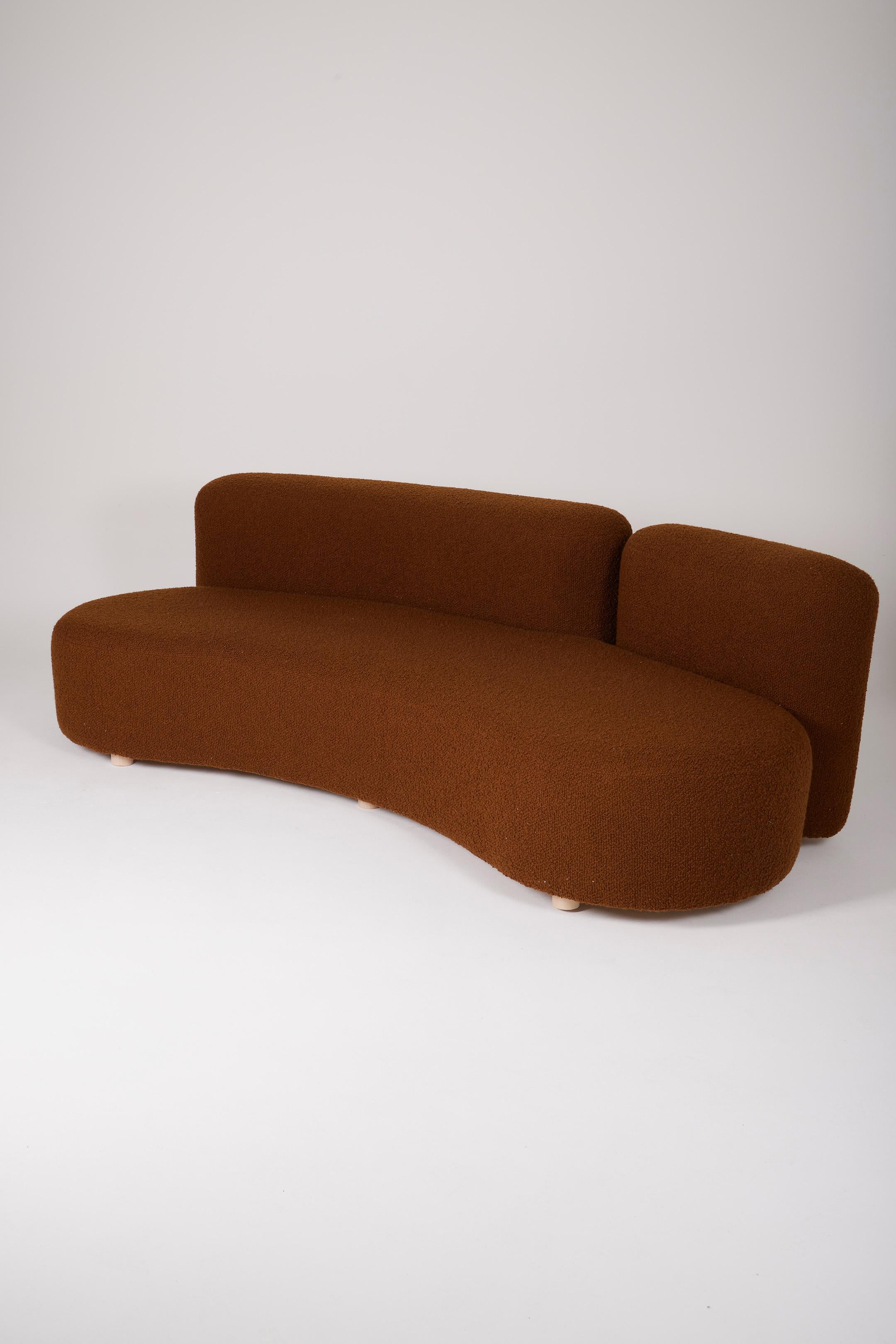 3-Sitzer-Sofa aus braunem Bouclé-Stoff aus den 1970er Jahren. Das Sofa wird mit seinen 6 Kissen geliefert. Ausgezeichneter Zustand.
DV525