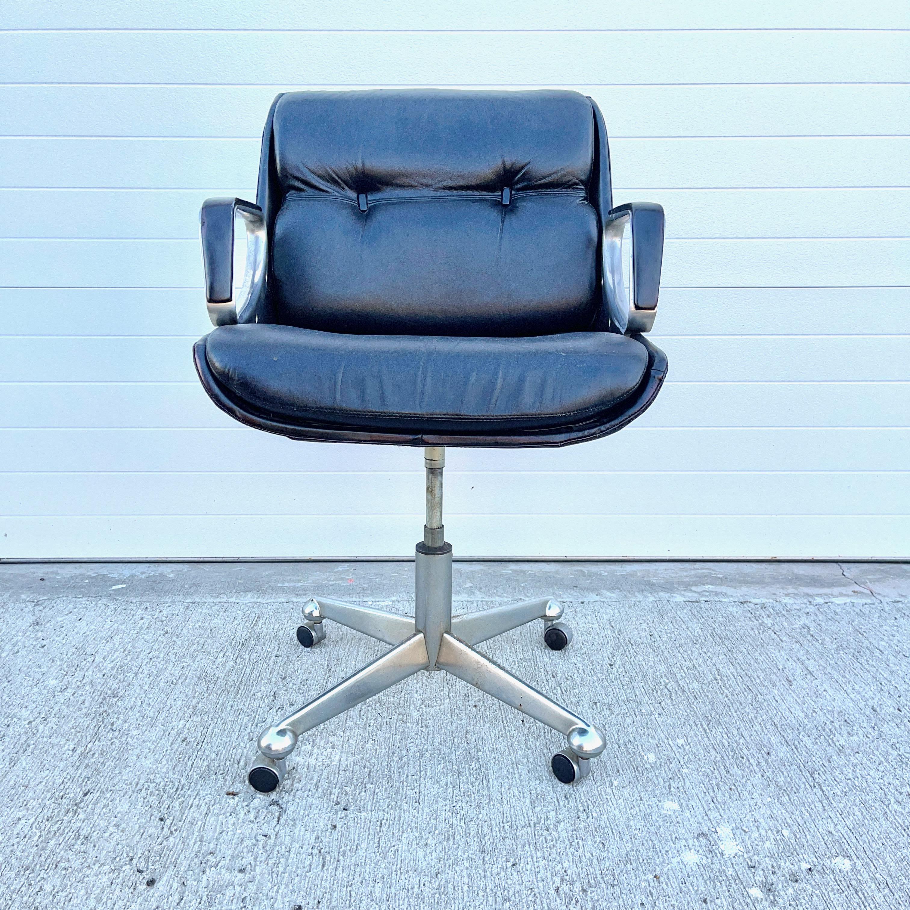 Tenemos cuatro de estos sillones de oficina brasileños de los años 70, regulables en altura y giratorios, en cuero negro y cromo, diseñados por Jean Gillon para Italma.
Cuando está totalmente levantada, la altura total es de 37 pulgadas y la altura