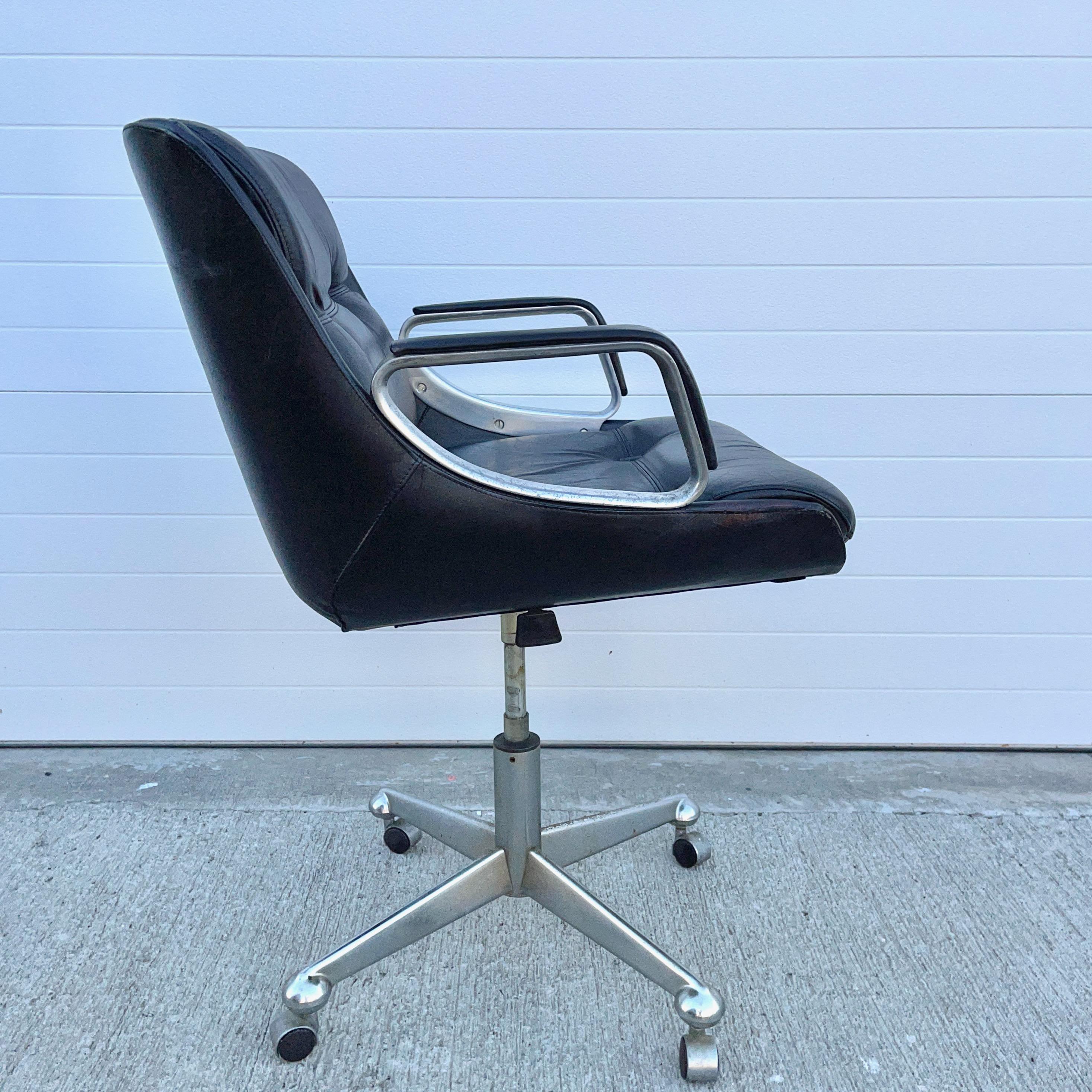 Sillas de oficina brasileñas de cuero negro y cromo de los años 70 por Jean Gillon para Italma Moderno de mediados de siglo en venta