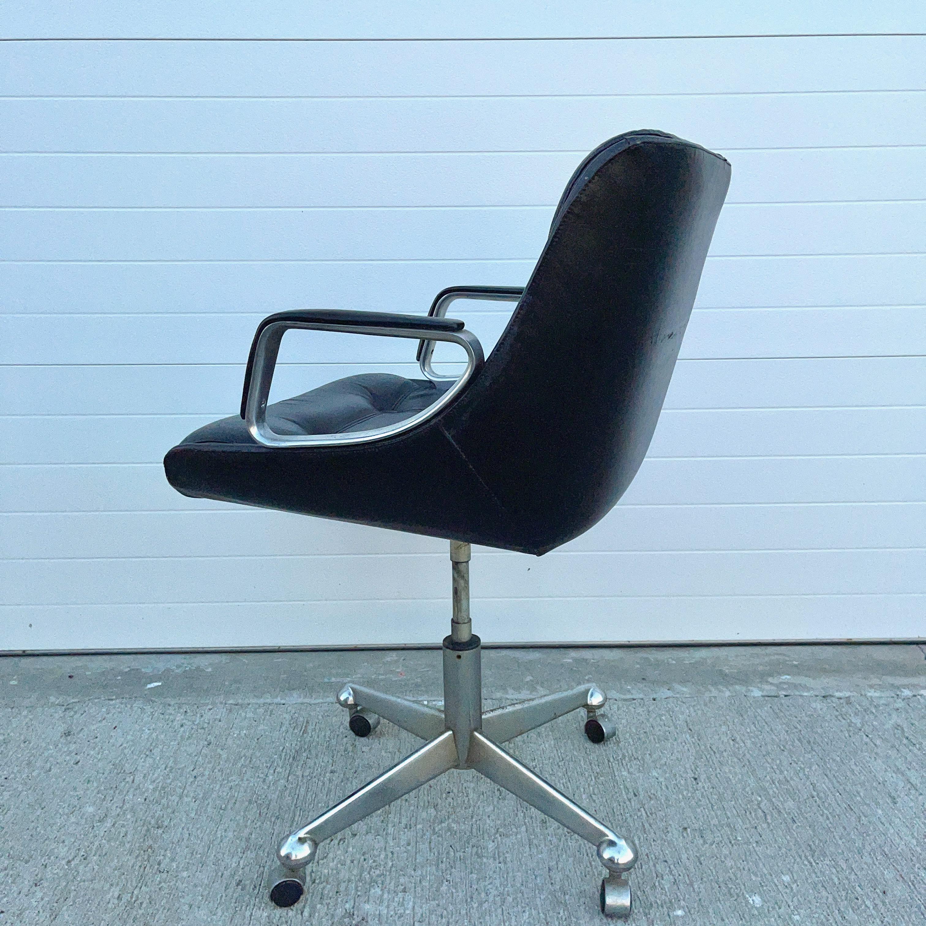 Sillas de oficina brasileñas de cuero negro y cromo de los años 70 por Jean Gillon para Italma en Bueno estado para la venta en Hanover, MA