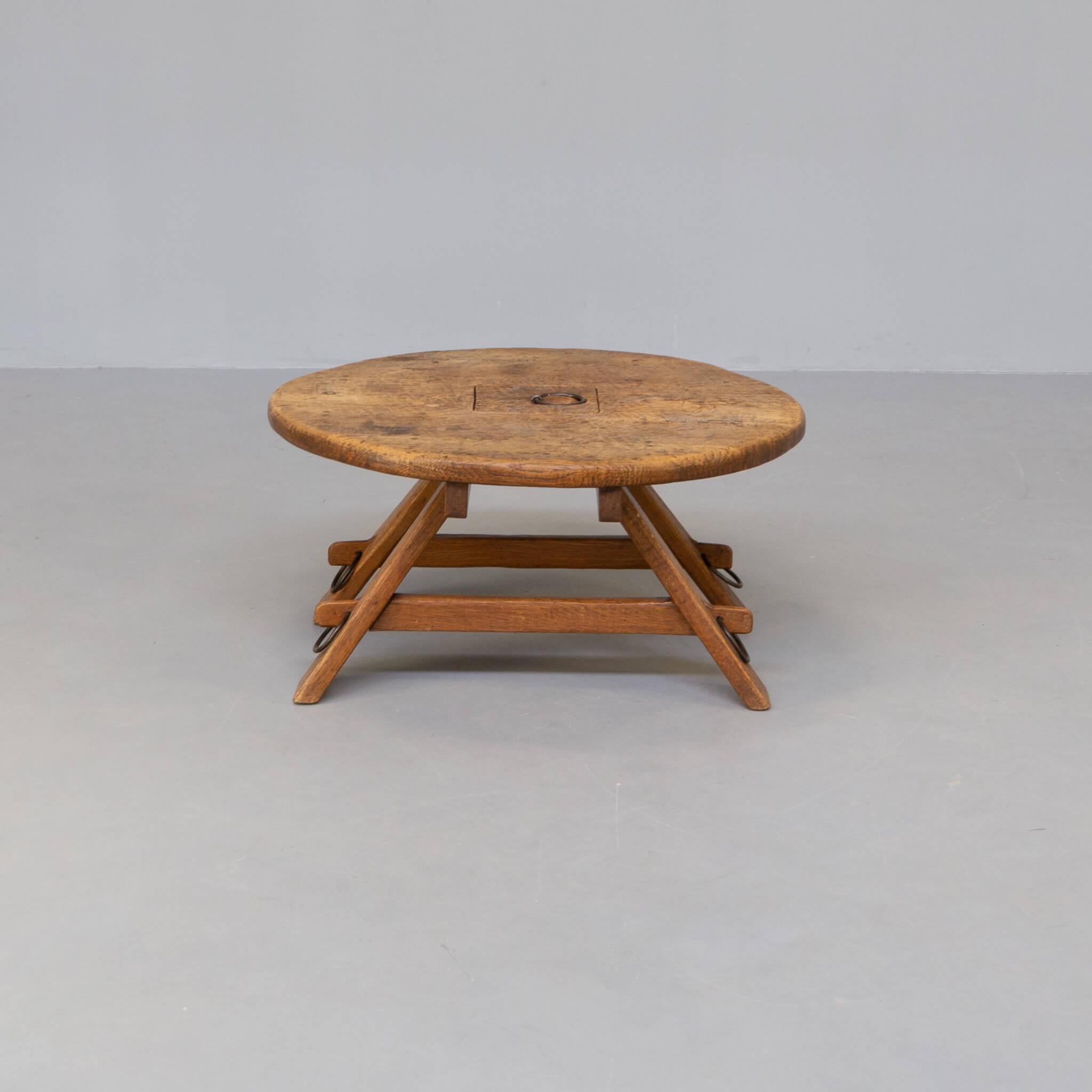 70s Brutalist Oak Round Coffee Table In Good Condition For Sale In Amstelveen, Noord