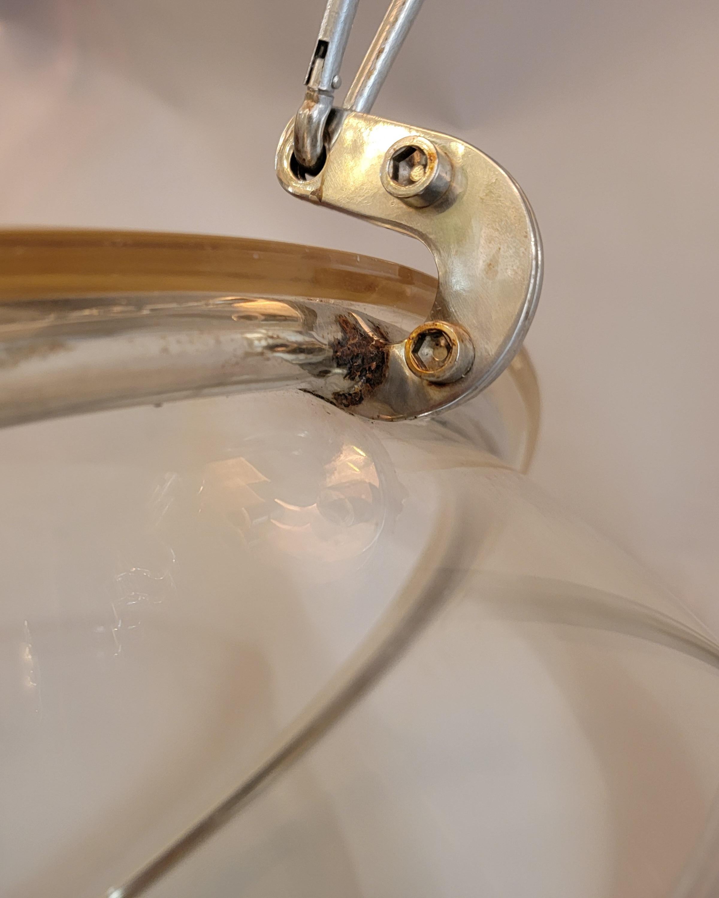 Chaise bulle des années 70 à la manière d'Eero Aarnio. Cadre et base en métal. Très forte et étudiée. La bulle est suspendue à une pièce métallique solide qui lui permet de se balancer et de tourner dans un mouvement de 180 degrés dans les deux