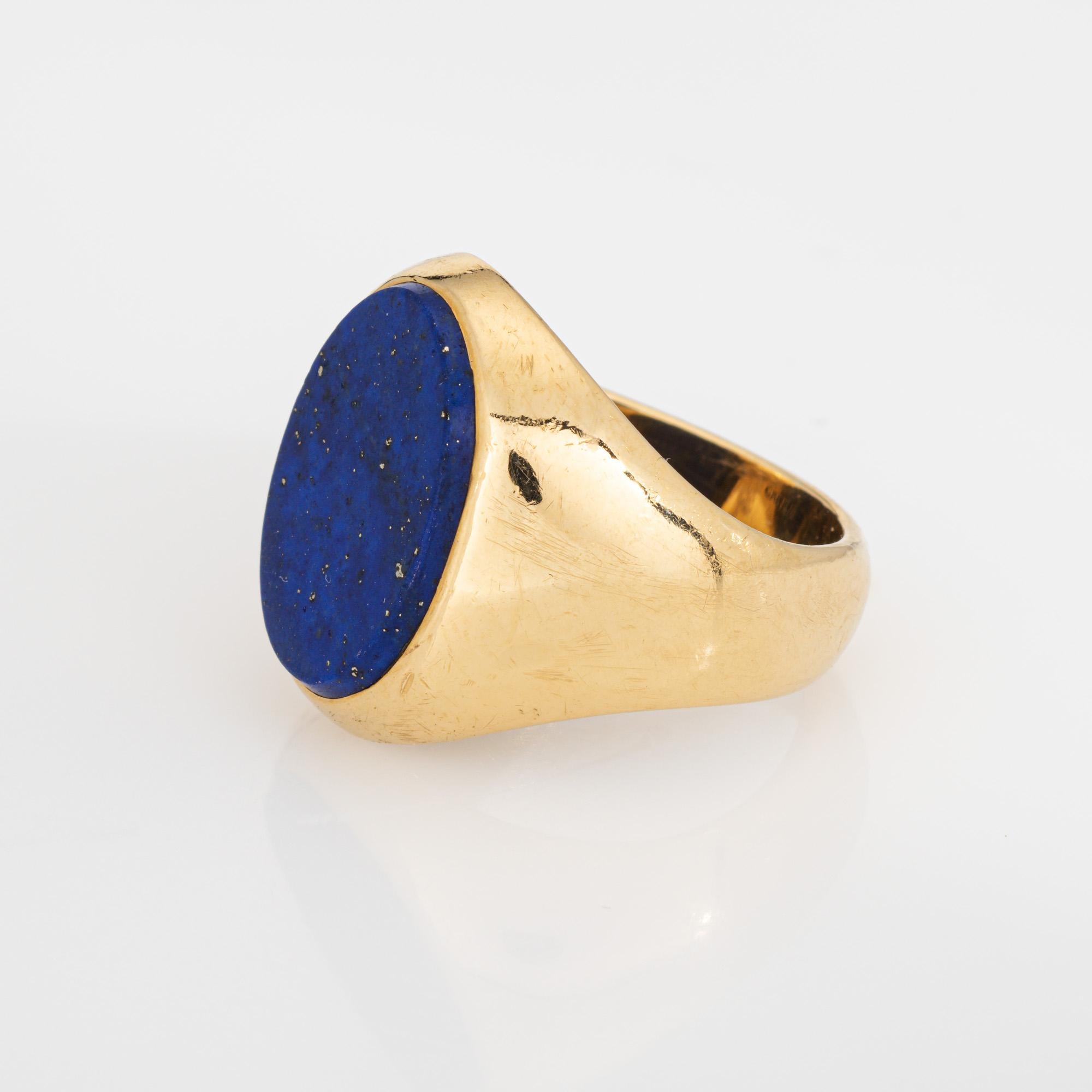 Panoramica:

Anello Cartier d'epoca con lapislazzuli, finemente dettagliato, realizzato in oro giallo 18 carati (circa anni '70). 

Il lapislazzuli misura 15 mm x 11,5 mm. L'anello con sigillo d'epoca, firmato Cartier, è stato prodotto da Larter &