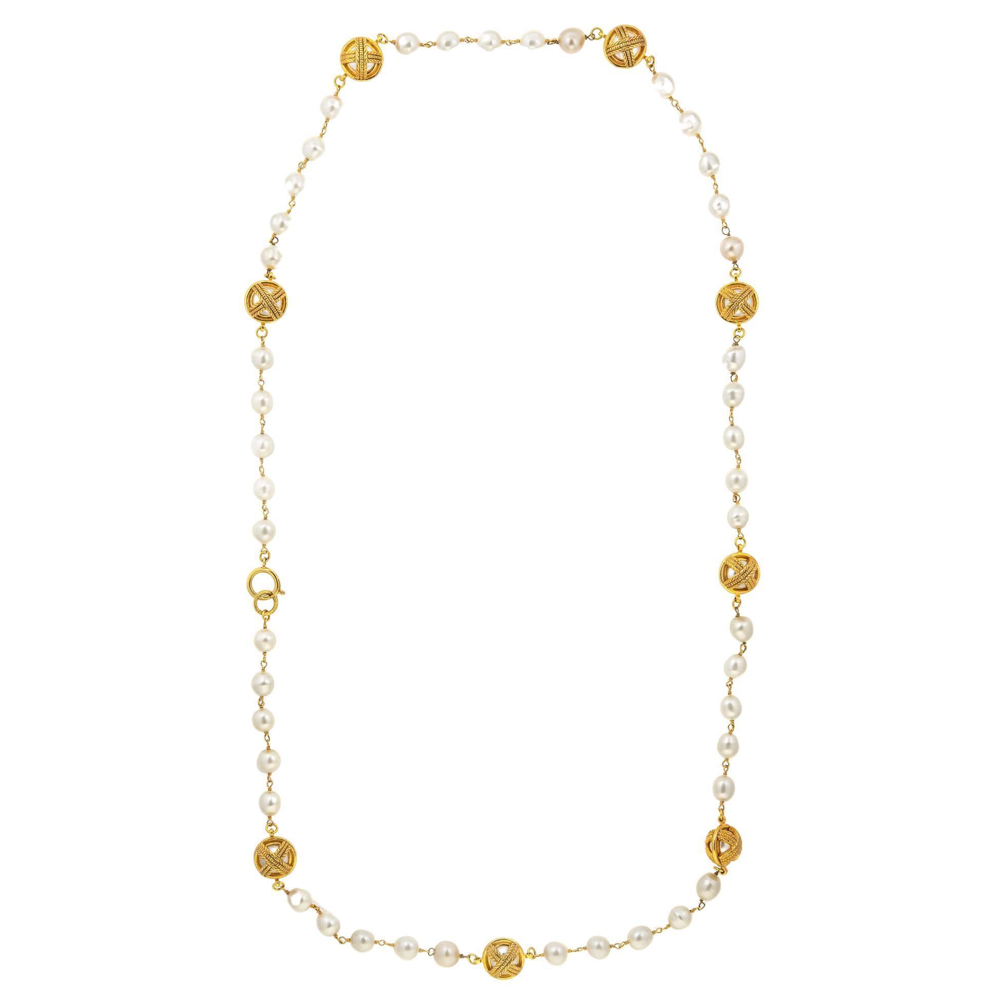70er Chanel Vintage Orb Halskette aus weißen Perlen mit Kunstperlen lang 52" Gelbfarbenem Kreuz   im Angebot