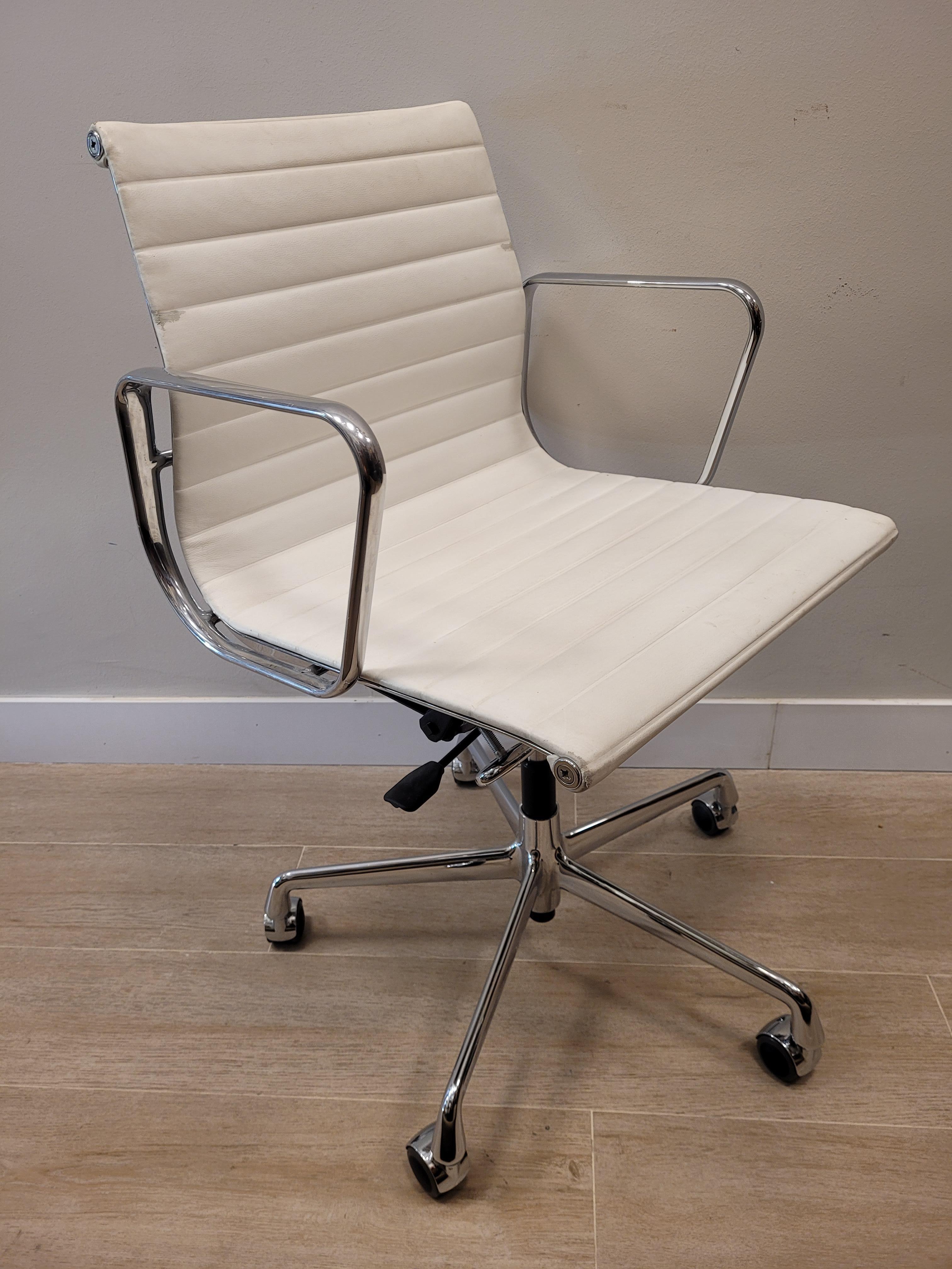 Amazing and beautiful model EA-117 chair, in white leather and die-cast aluminum structure, with polished and chrome finish. This impressive design is the work of the married couple Charles and Ray Eames, from the 50s. The back is made of hopsak