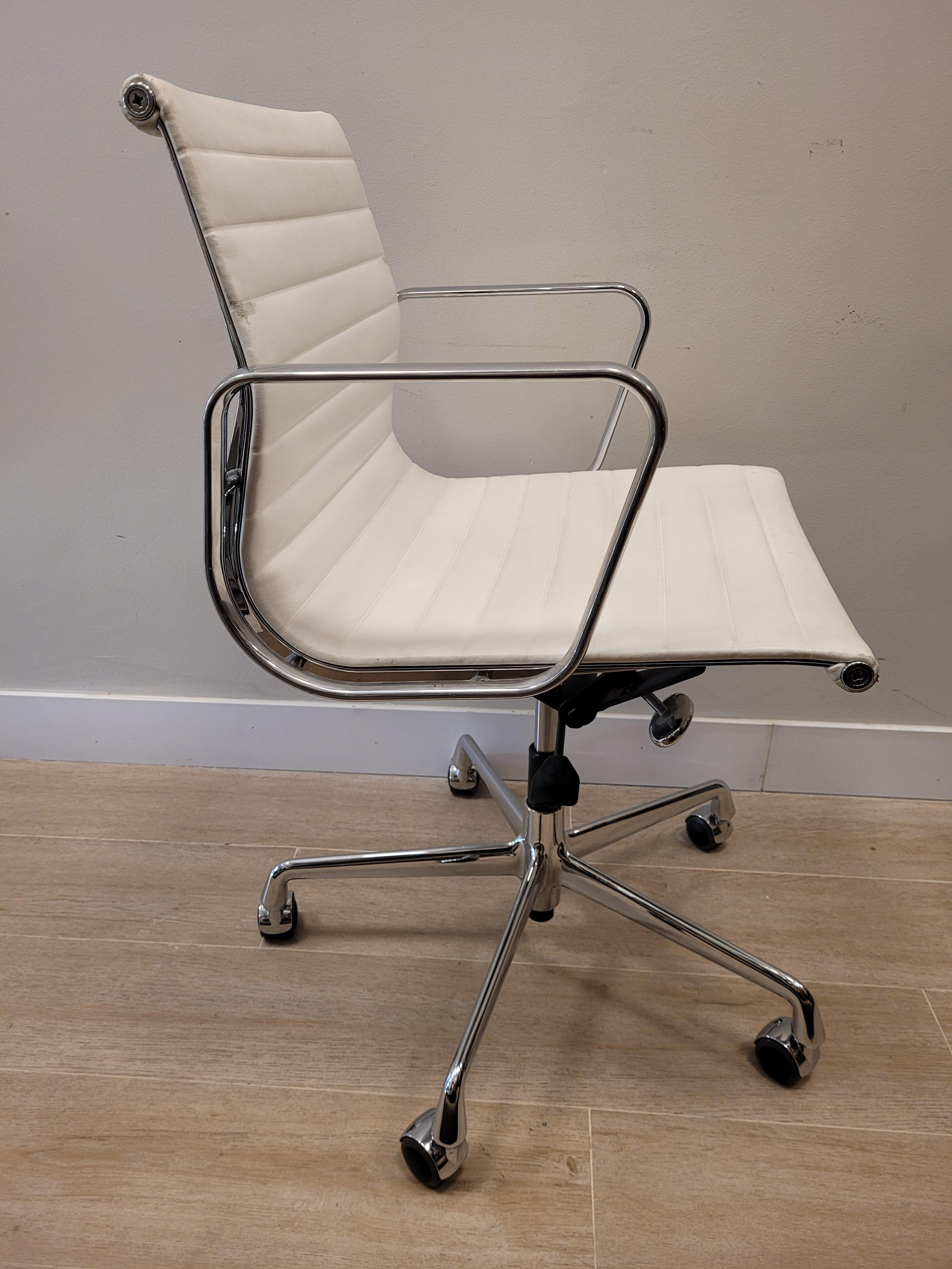 Mid-Century Modern 70s Charles & Ray Eames EA 117 White  Chair for Vitra aluminium leather