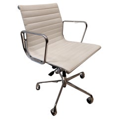 Charles & Ray Eames EA 117 - Blanc des années 70  Chaise en cuir d'aluminium pour Vitra