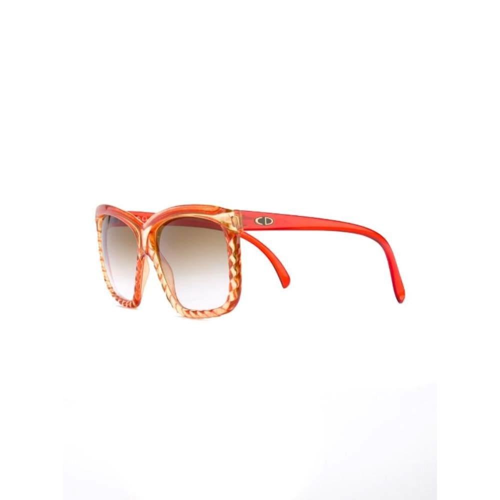 70s Christian Dior orange acetate sunglasses. Braided frame with brown shaded lenses.

Width: 14 cm
Height: 5,5 cm

Product code: A8334

Notes: Please note that this item cannot be shipped to the USA.

Composition: Acetate

Made in: