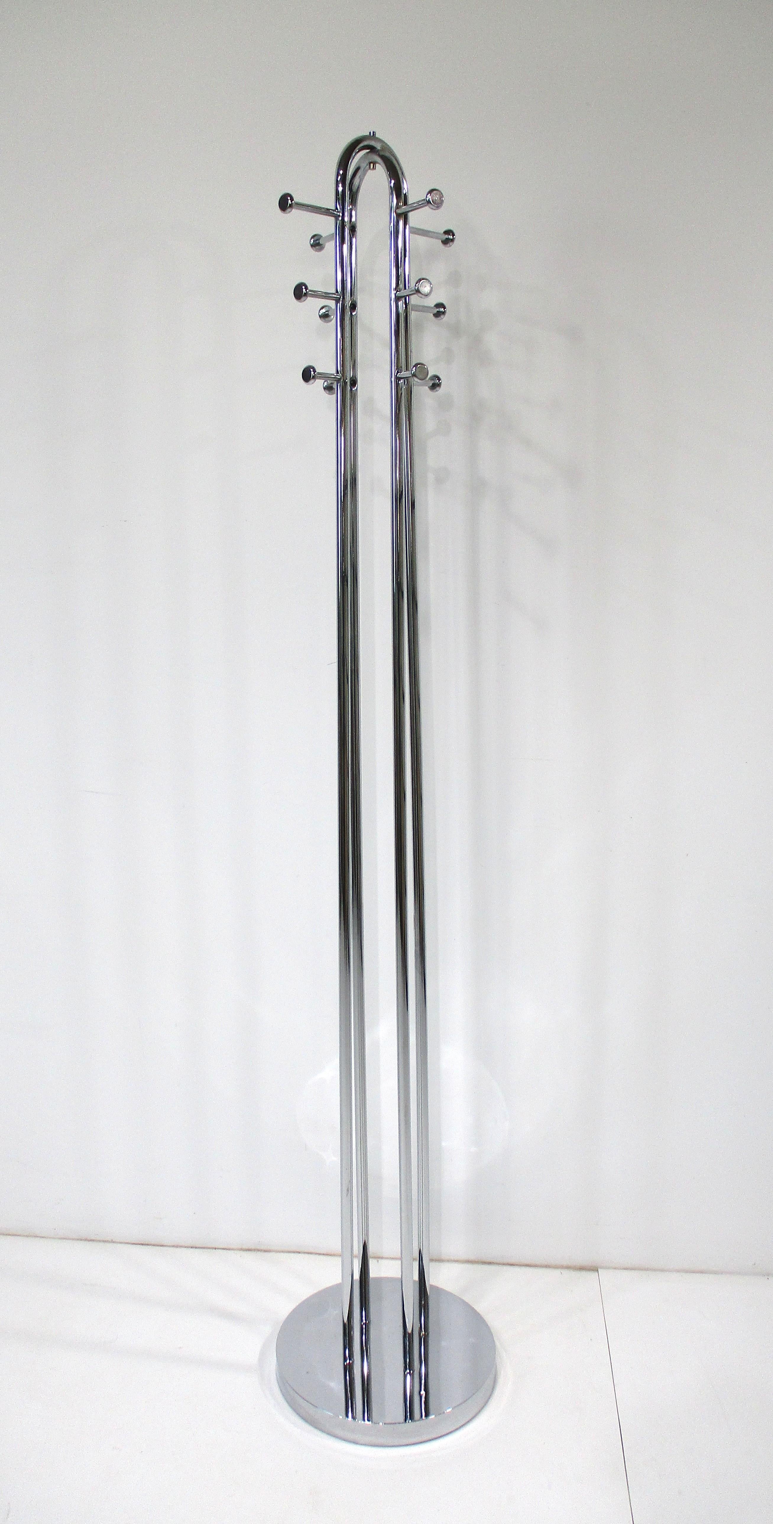 Uno splendido appendiabiti scultoreo in cromo lucido con curve superiori e pioli per i tuoi cappotti e oggetti. Questo pezzo funzionale e ben pesato farà bella mostra di sé in qualsiasi ingresso o ambiente progettato alla maniera di Verner Panton.   