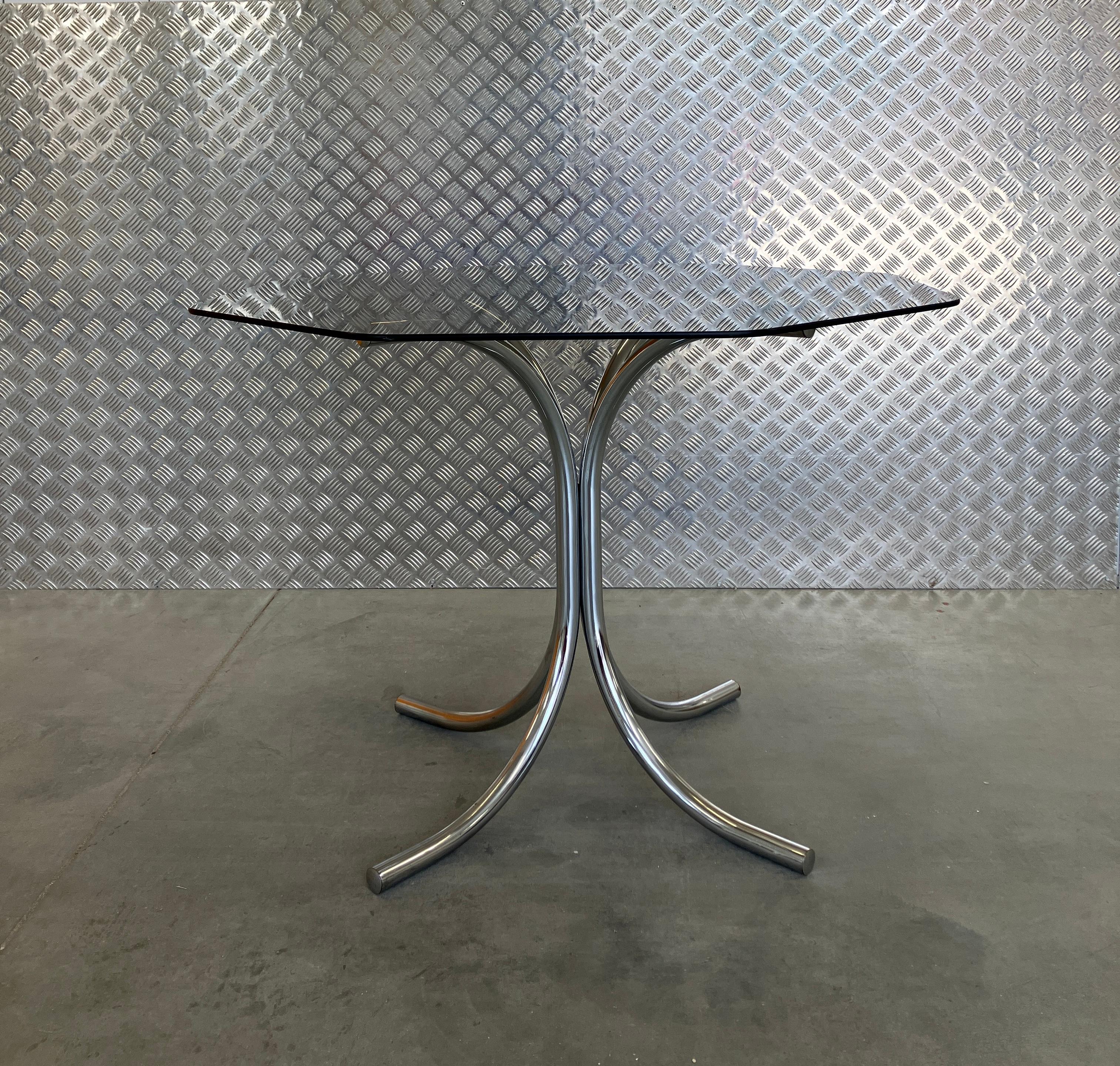 A stylish 1970s mid-century modern dining table with a hexagonal-shaped smoked glass table top on chrome pedestal legs.

The elegant Bauhaus-influenced hexagonal dining table with a glamorous smoked glass top is set upon a chrome pedestal. The