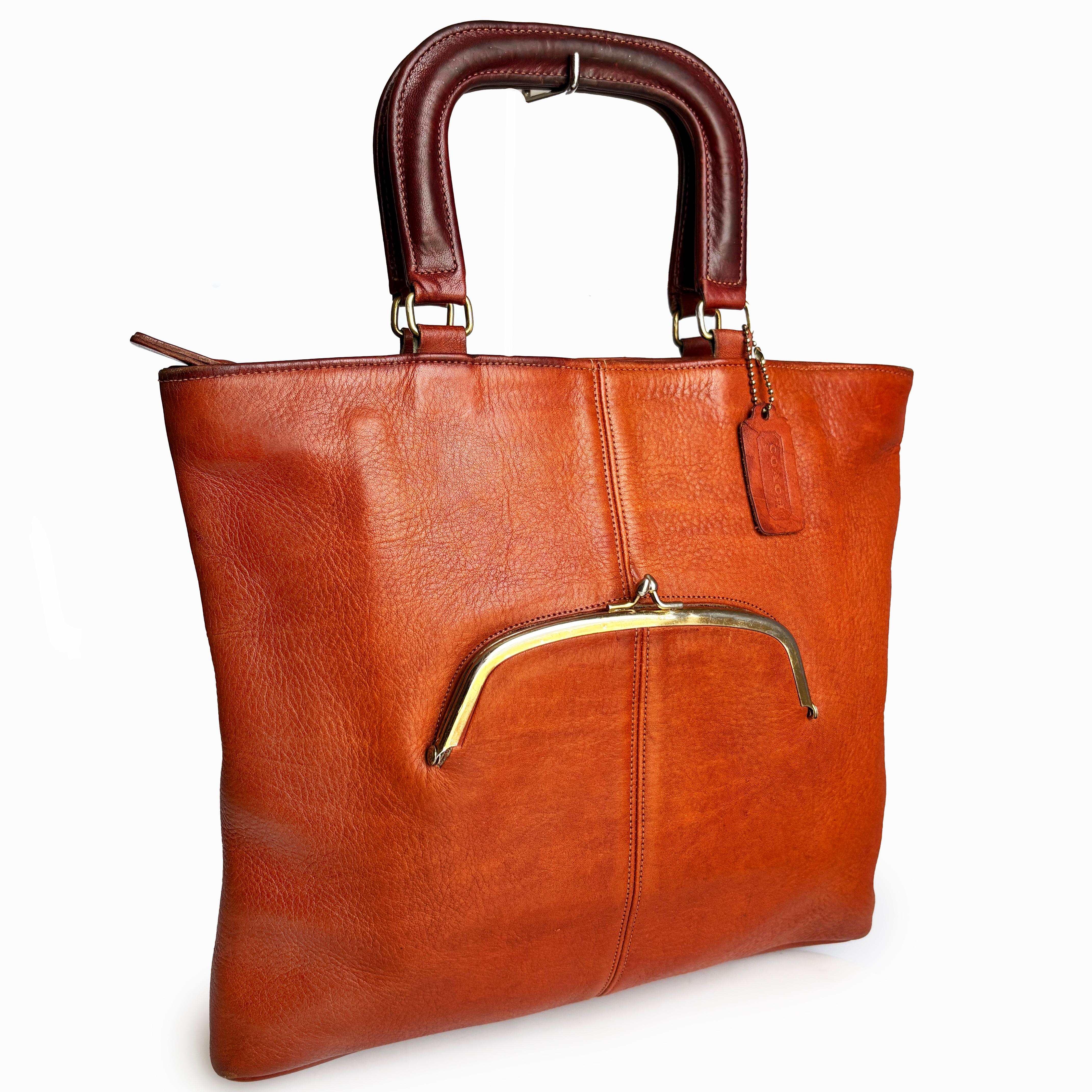 Sac à main vintage Coach Skinny Tote Bag de Bonnie Cashin, probablement fabriqué dans les années 1970.  Fabriqué dans un fabuleux cuir couleur rouille difficile à trouver, ce sac chic est doté d'une pochette à fermeture à glissière à l'extérieur,