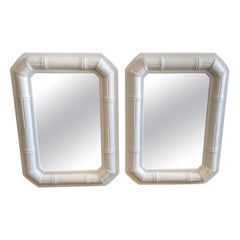 Miroir moderne de la côte des années 70 en bambou laqué blanc et enveloppé de cuir, 2 disponibles