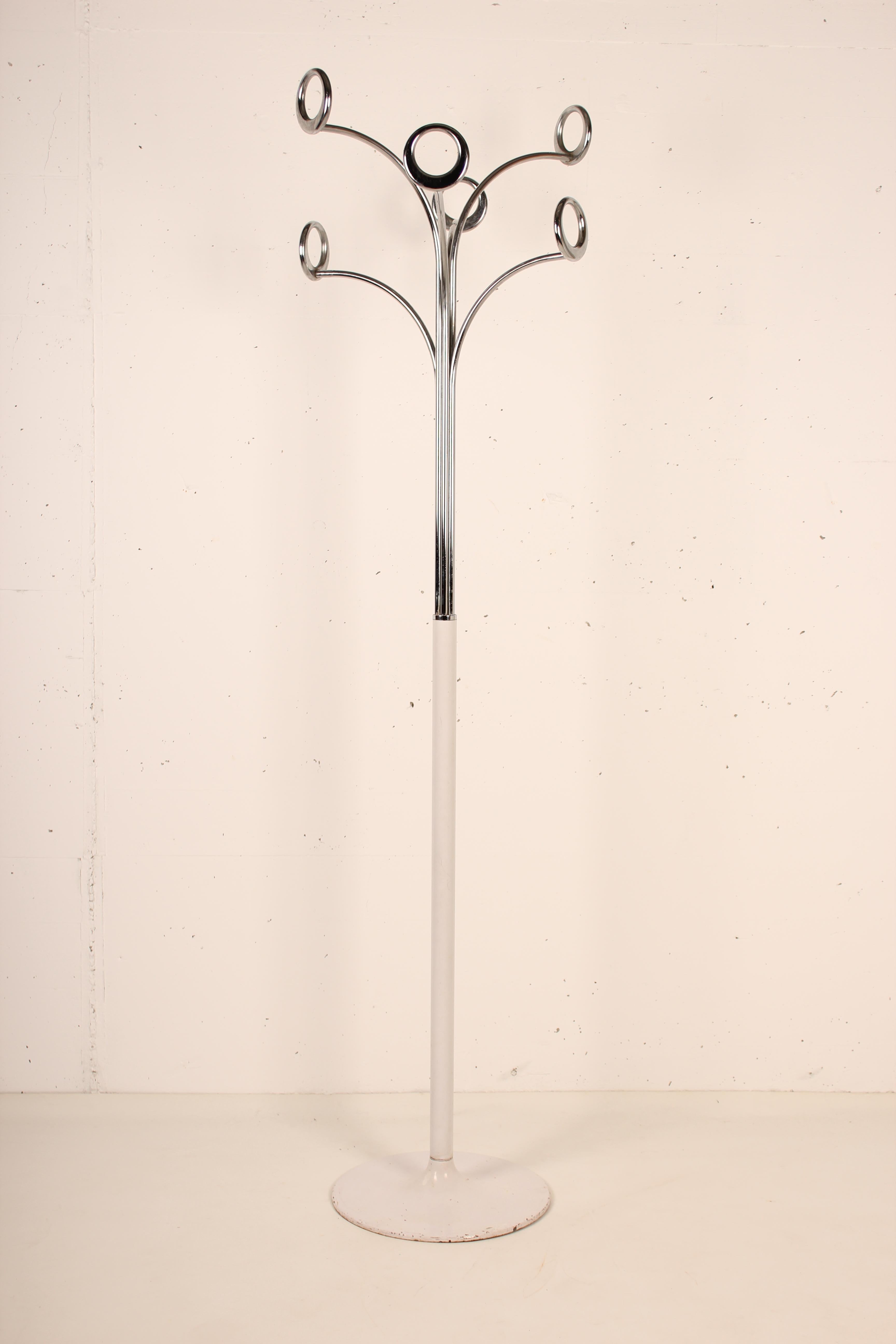 Original and splendid 1970s coat stand designed and manufactured by Fase in Spain.
6 chrome tubes come out of a white metal base.