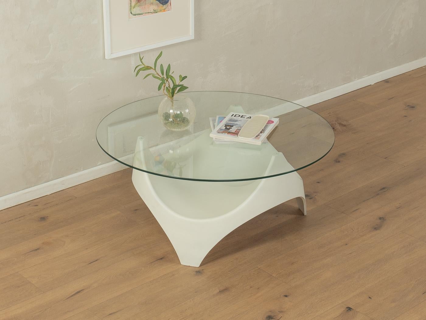 Space Age Couchtisch von Opal Möbel aus den 1970er Jahren. Hochwertiges weiß lackiertes Kunststoffgestell mit Glastischplatte.

Qualitätsmerkmale:
sehr gute Verarbeitung
hochwertige MATERIALIEN
Made in Germany, Hersteller: Opal Möbel