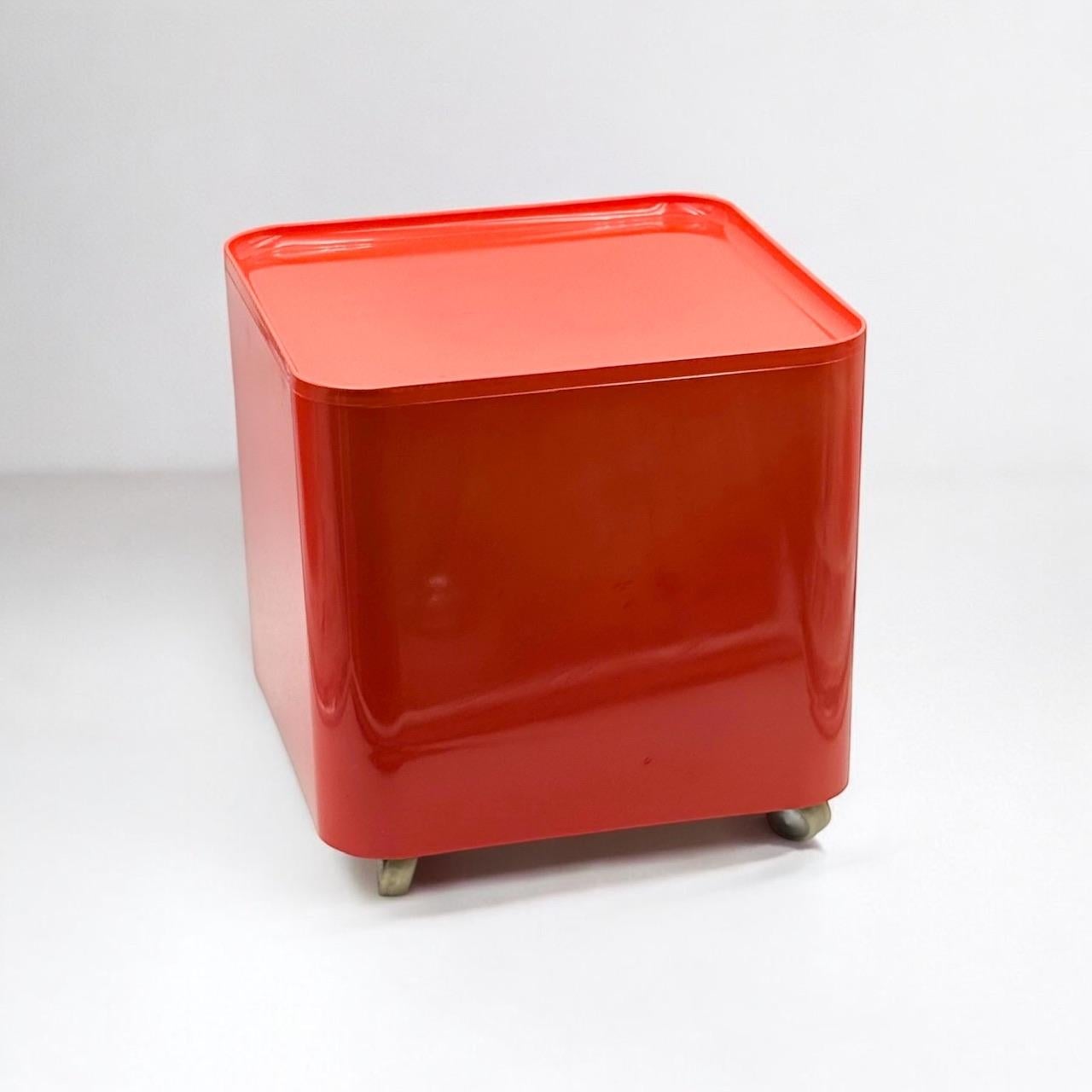 70er Couchtische / Servierwagen mit Aufbewahrungswagen DIME Longato in Rot, 2er-Set, Set (Kunststoff) im Angebot