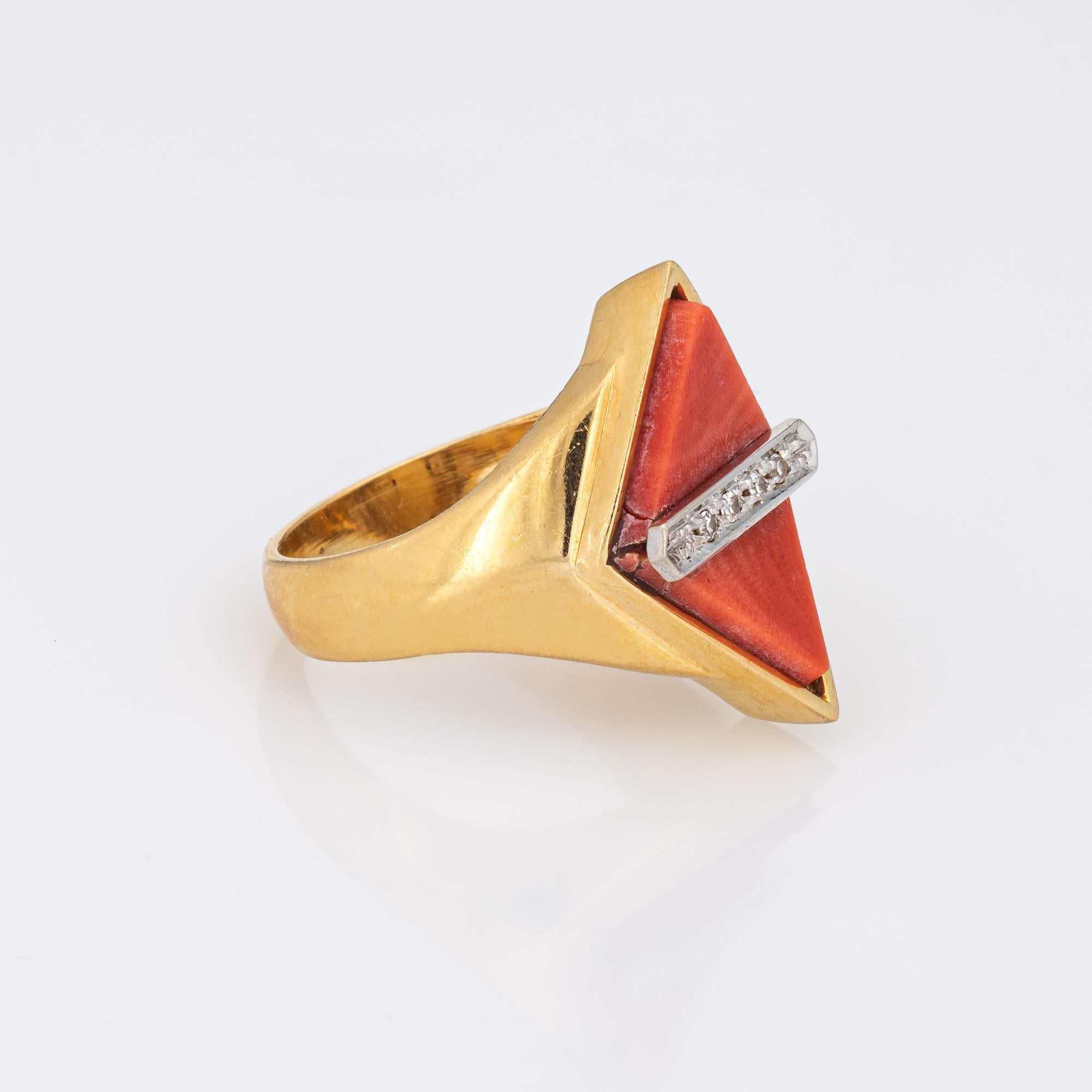 Moderne Bague triangulaire en or jaune 18 carats avec corail et diamants, années 70 en vente